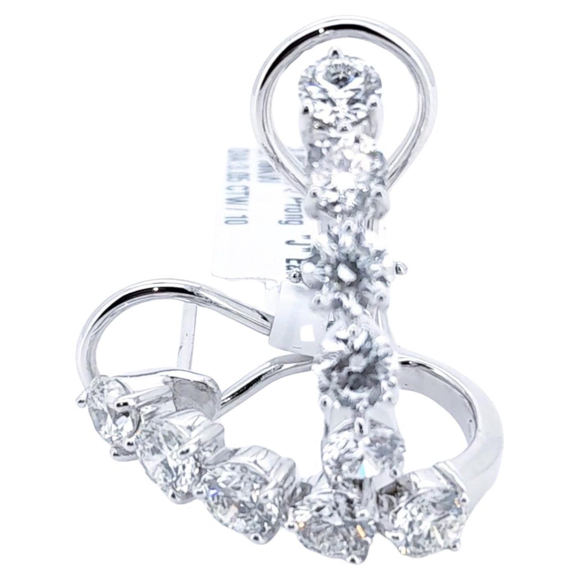 Orecchini con diamanti bianchi naturali di FERRUCCI realizzati interamente in oro bianco 18 carati, 
Diamanti Peso totale in carati 3,05 ct taglio brillante rotondo, colore G/H, purezza VS. 
Diamanti bianchi di alta qualità e brillanti, un classico