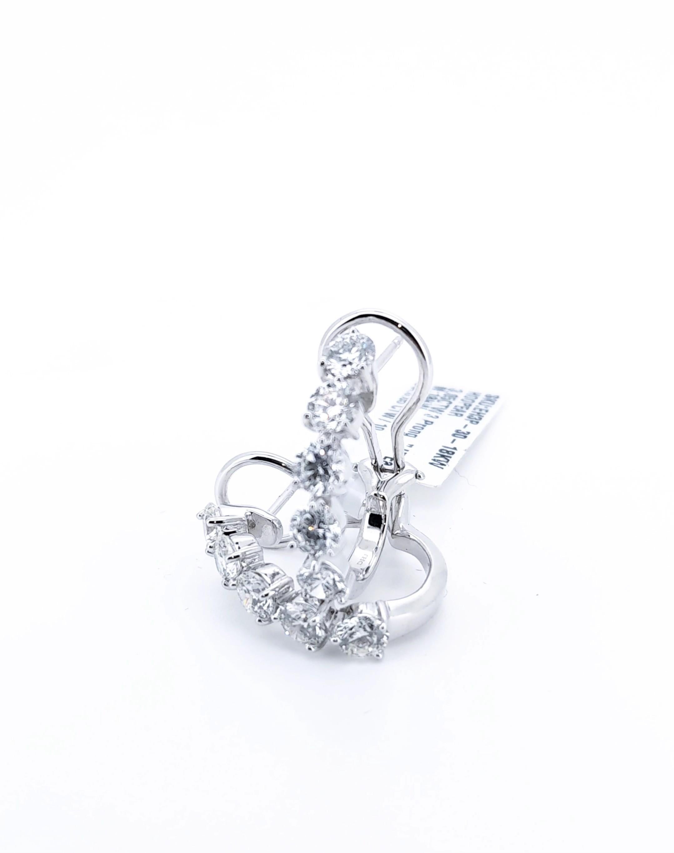 Orecchini a cerchio a pera con cinque diamanti naturali da 3,05 carati in oro bianco 18 ct. In condizioni Nuovo in vendita a New York, NY