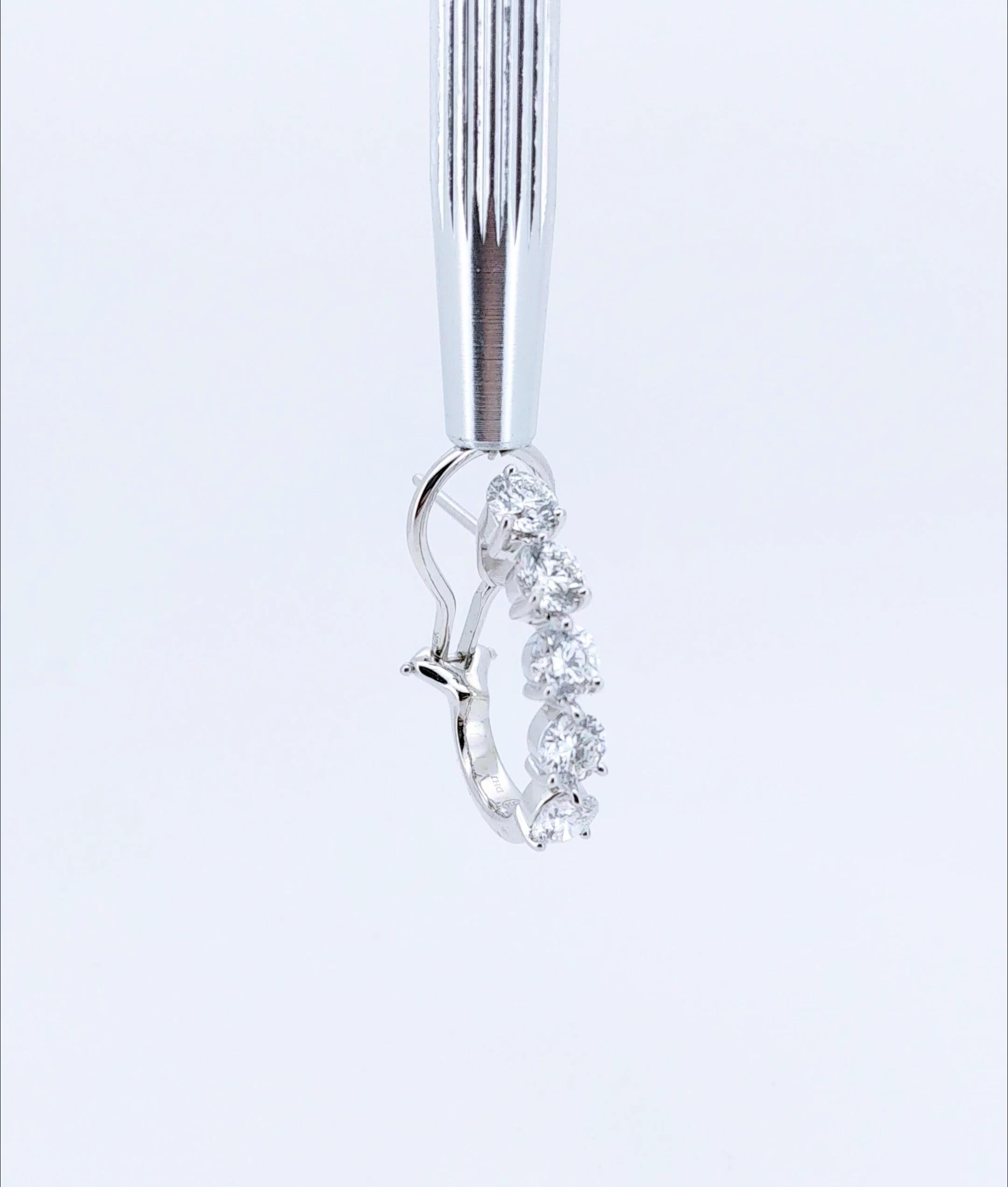 Orecchini a cerchio a pera con cinque diamanti naturali da 3,05 carati in oro bianco 18 ct. in vendita 2