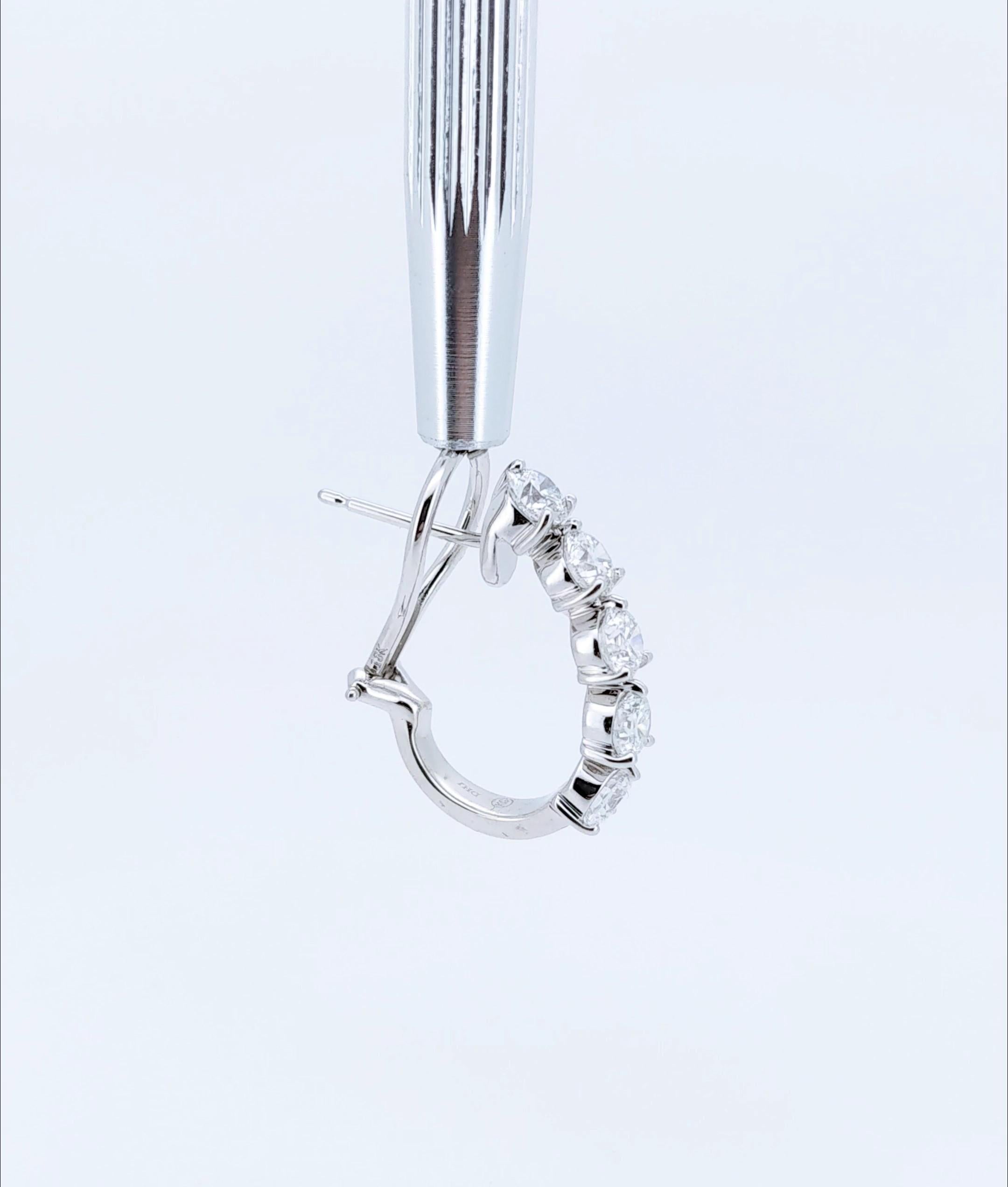 Orecchini a cerchio a pera con cinque diamanti naturali da 3,05 carati in oro bianco 18 ct. in vendita 3