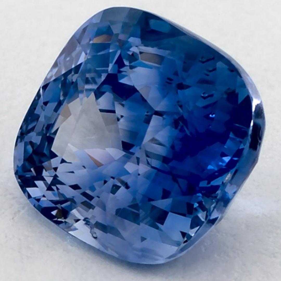 Questo zaffiro blu naturale offre eleganza e raffinatezza. Con la sua ricca saturazione del colore e il taglio preciso, è il centro perfetto per un anello di fidanzamento o per un design di gioielli di lusso.

Questo zaffiro proviene dallo Sri Lanka