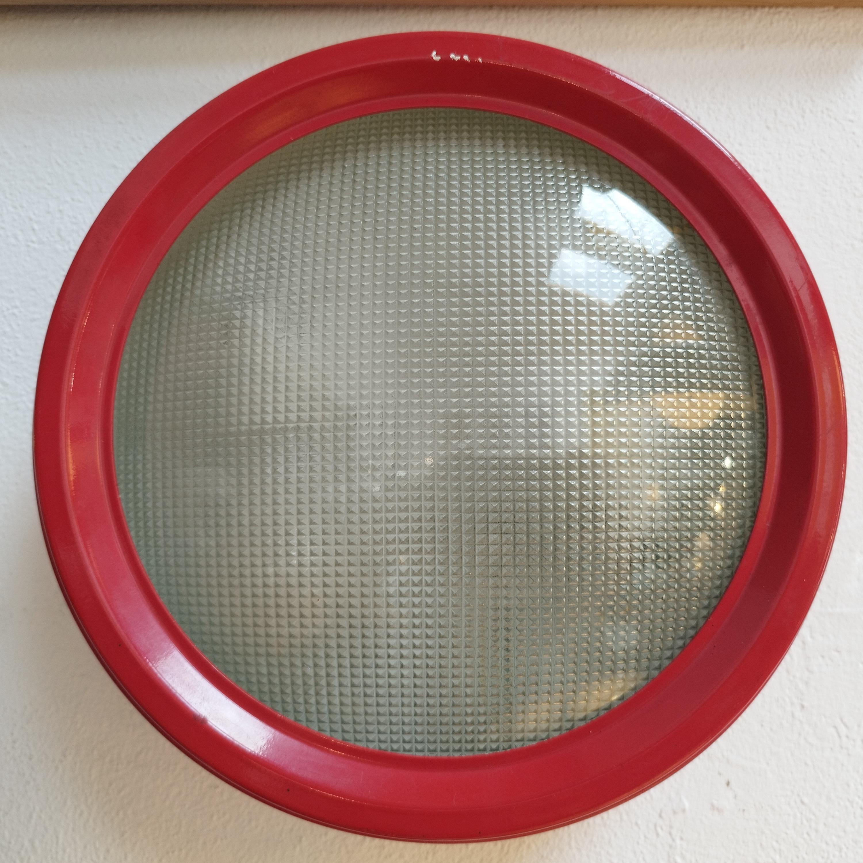 Rara lampada da soffitto o da parete, modello 3055, disegnata da Gino Sarfatti for Arteluce nel 1962.

Questa lampada è stata poi utilizzata da BBPR per creare i famosi lampadari.

Può ospitare due lampadine E27.