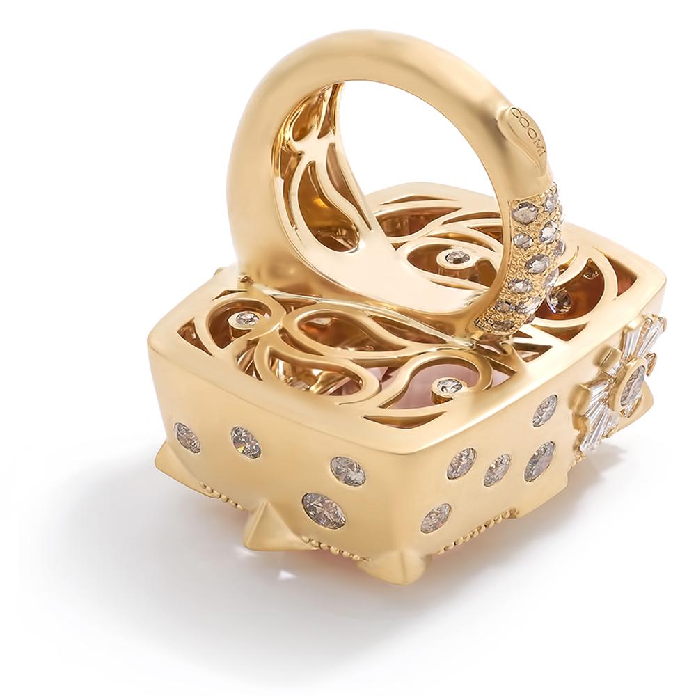 Affinity Box Ring Set aus 20 Karat Gelbgold mit 30,57 Karat Kunzit und 5,23 Karat Diamanten. Dieser Ring ist mit weißen und braunen Diamanten in einem einzigartigen Spike-Design besetzt.

Individuelle Ringgröße auf Anfrage erhältlich*