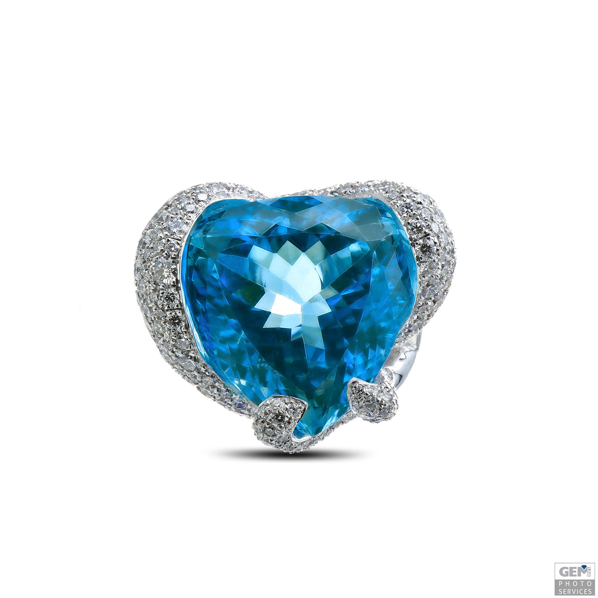  30.59 Carat Blue Topaz 18 Karat White Gold Triangle Cocktail Ring In New Condition For Sale In Knokke, BE