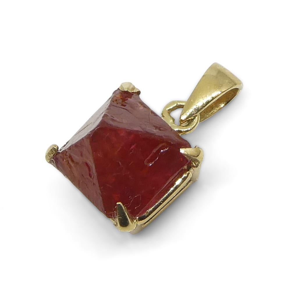 Wir präsentieren unseren bezaubernden 3,05ct Crystal Red Jedi Spinel Anhänger, ein einzigartiges Zeugnis natürlicher Schönheit und Individualität, anmutig gefasst in 14k Gelbgold. Dieser Anhänger ist mit einem auffälligen roten Jedi-Spinell besetzt,