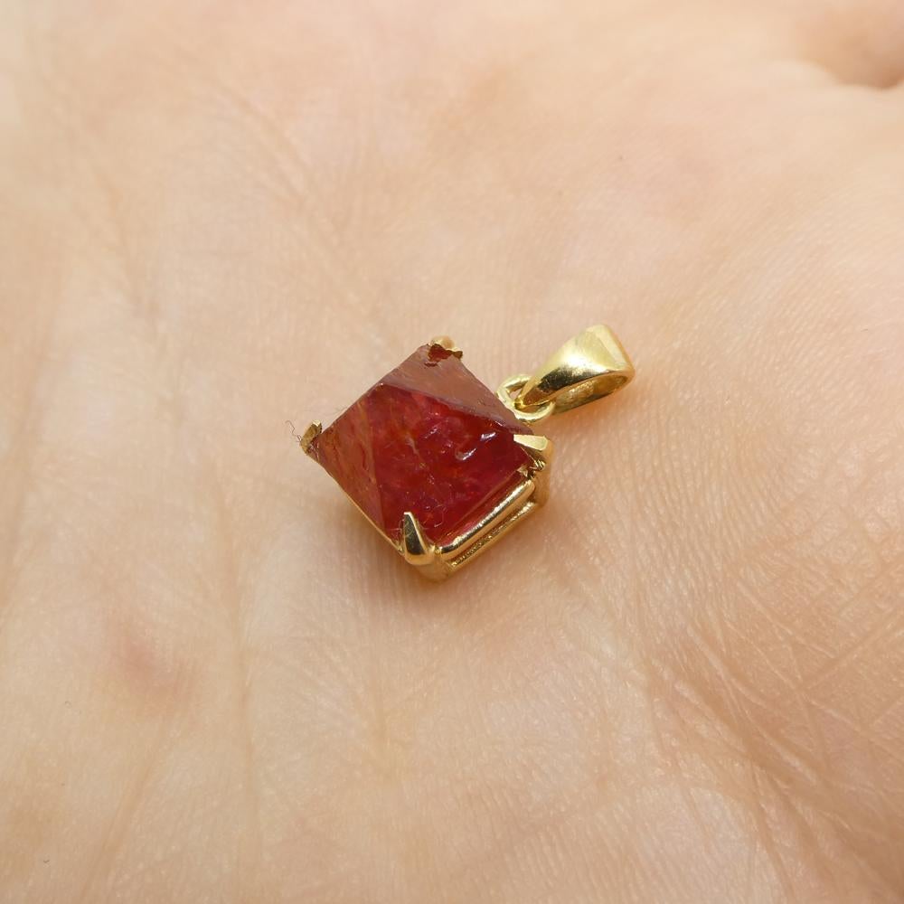 3,05 Karat Kristall Rot Jedi Spinell Anhänger in 14k Gelbgold gefasst (Zeitgenössisch)