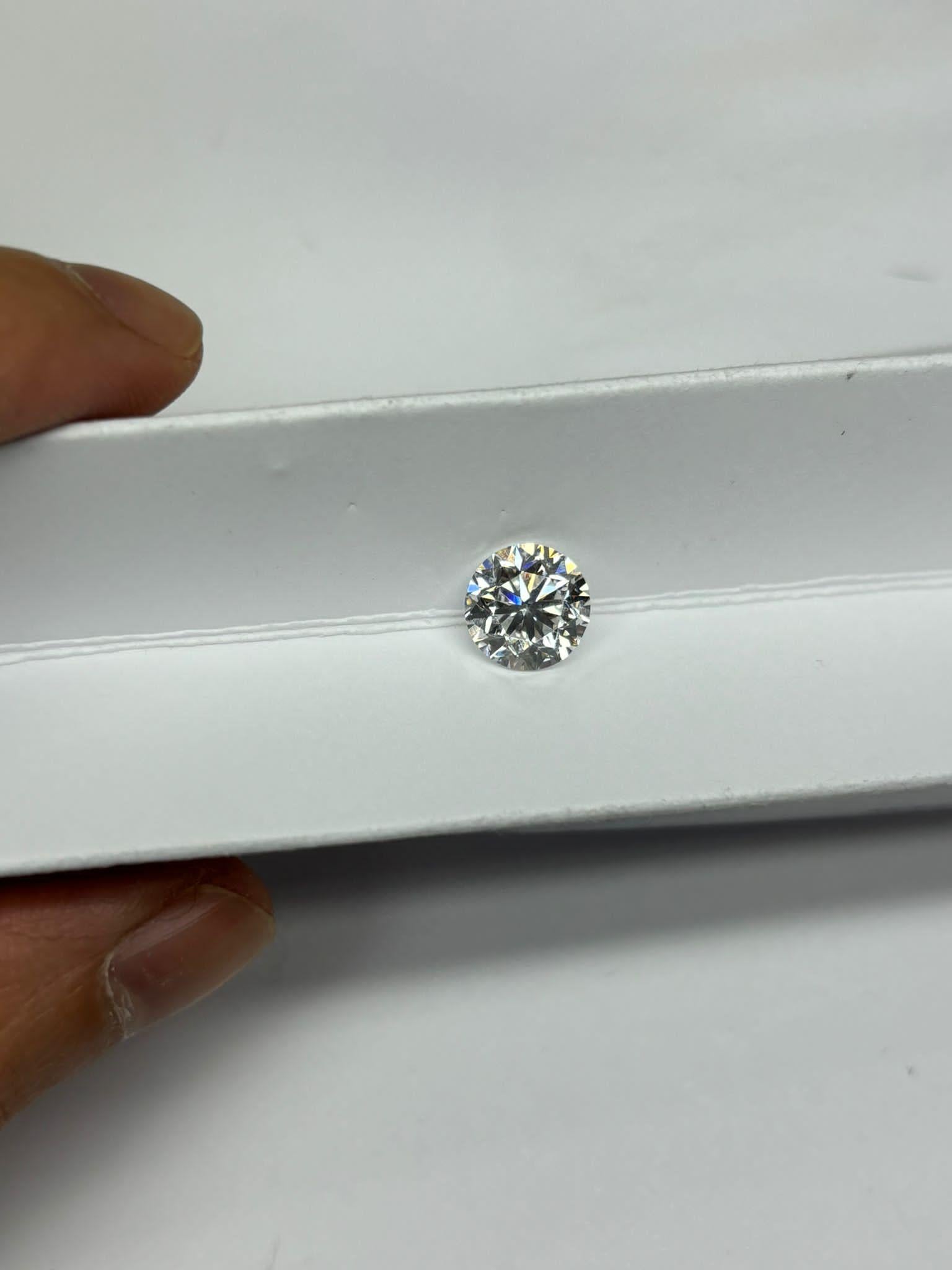 Brilliante rotondo certificato IGI da 3,05 ct. in vendita 2