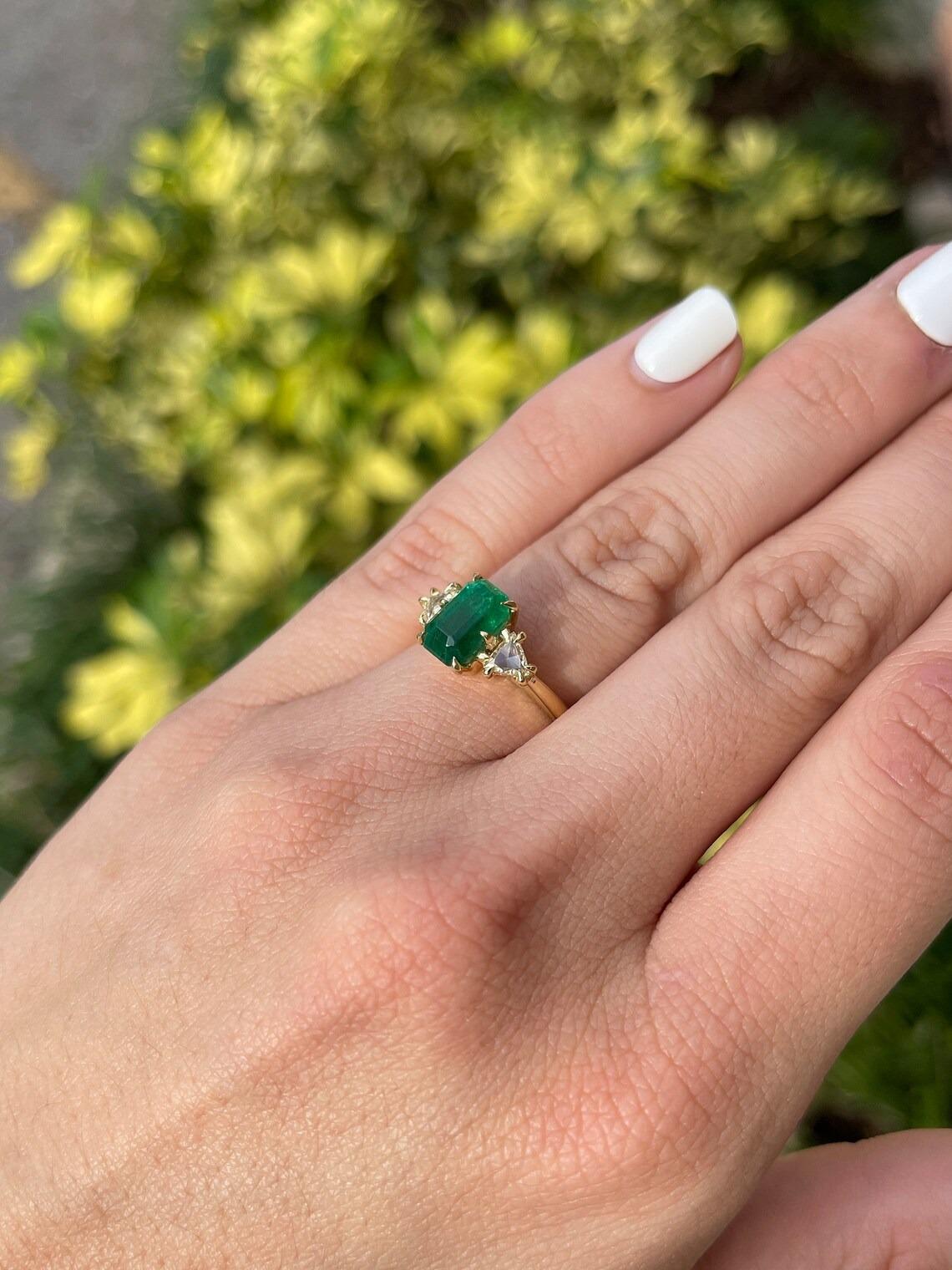 Taille émeraude 3.05tcw 18K Vintage Emerald Cut Emerald & Trillion Diamond 3 Stone Prong Ring (bague à trois pierres) en vente