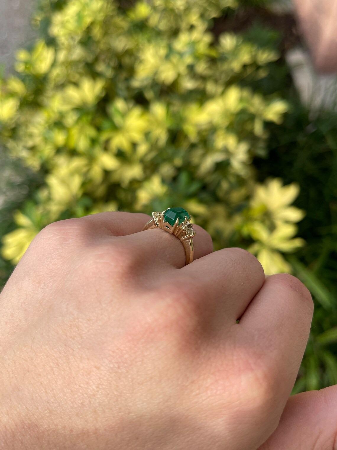 3.05tcw 18K Vintage Emerald Cut Emerald & Trillion Diamond 3 Stone Prong Ring (bague à trois pierres) Neuf - En vente à Jupiter, FL