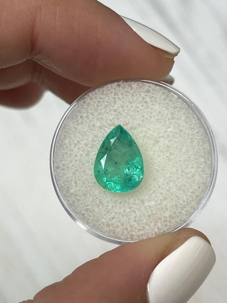 Stein: Smaragd
Gewicht: 3,06 Karat
Form: Birnenschliff
Klarheit: Transparent, sichtbare Unvollkommenheiten
Lüster: Sehr gut
Farbe: Mittelhelles bläuliches Grün
Abmessungen: 11,32 mm x 8,41 mm x 5,99 mm
Geografische Herkunft: Kolumbien
Behandlung: