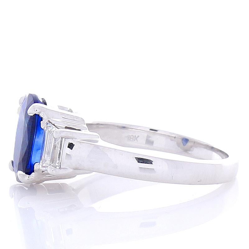 3.06 Carat Cushion Cut Blue Sapphire and Diamond Cocktail Ring in 18 Karat Gold In New Condition In Chicago, IL
