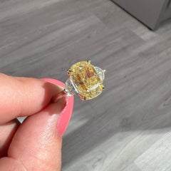 3.06 Karat Cushion Statement Fancy Gelb Kronenwürdige Rarität Diamantring