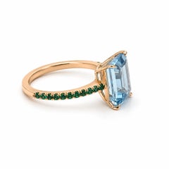 Anillo de cóctel de oro rosa de 18 quilates con esmeraldas y aguamarinas de 3,06 quilates en pavé