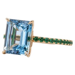 Anillo de cóctel de oro rosa de 18 quilates con esmeraldas y aguamarinas de 3,06 quilates en pavé