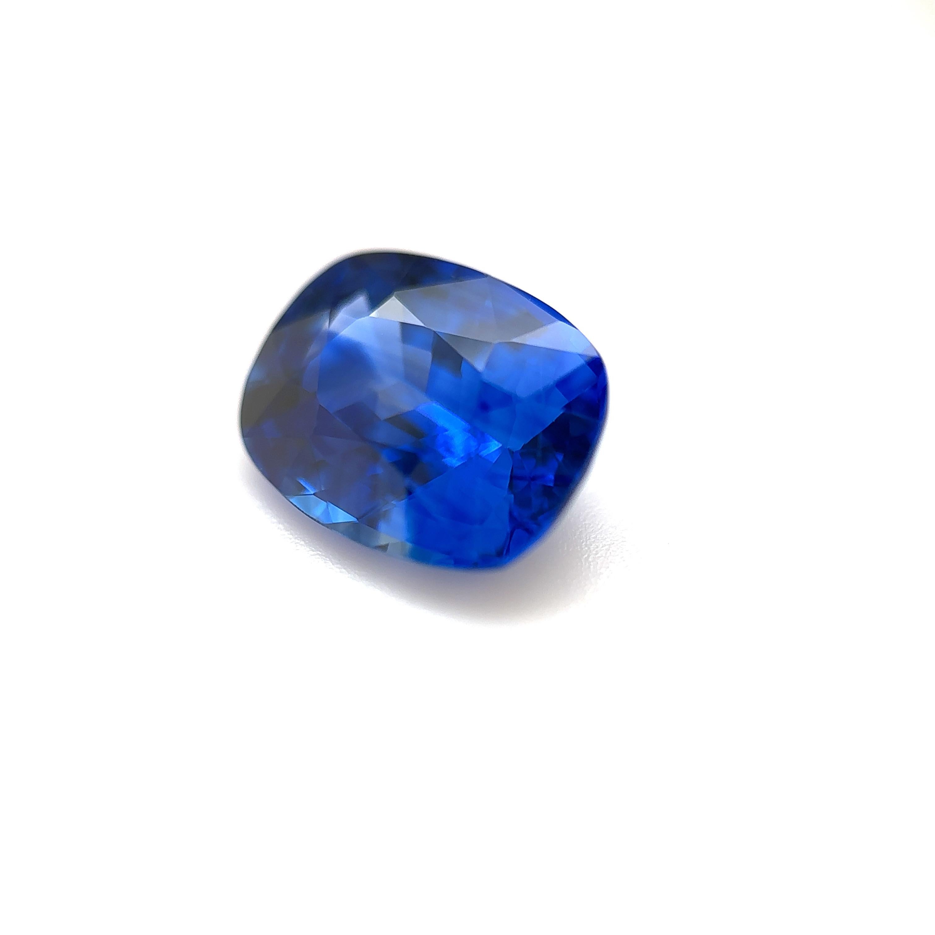 3,06 Karat erhitzter königsblauer natürlicher Saphir als Kissen (Anpassungsoption verfügbar)

Erhöhen Sie die Raffinesse Ihrer Schmucksammlung mit unserem atemberaubenden 3,06-karätigen, erhitzten königsblauen Cushion-Saphir. Dieser strahlende
