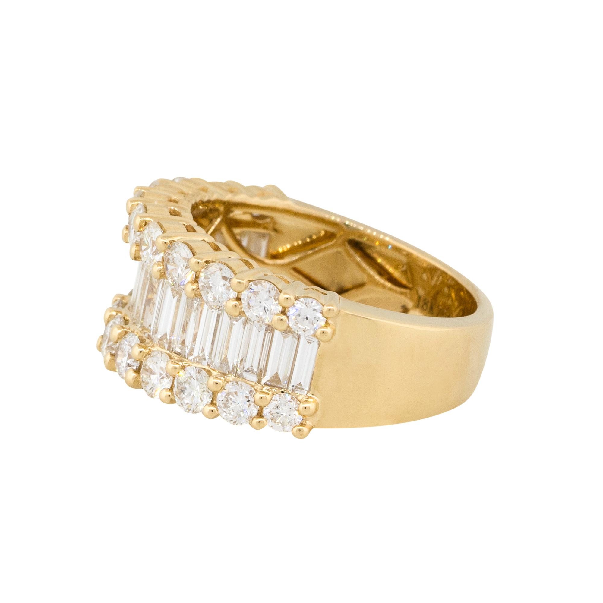 Taille baguette Bague large en or 18 carats à trois rangées de diamants de 3,06 carats, en stock en vente
