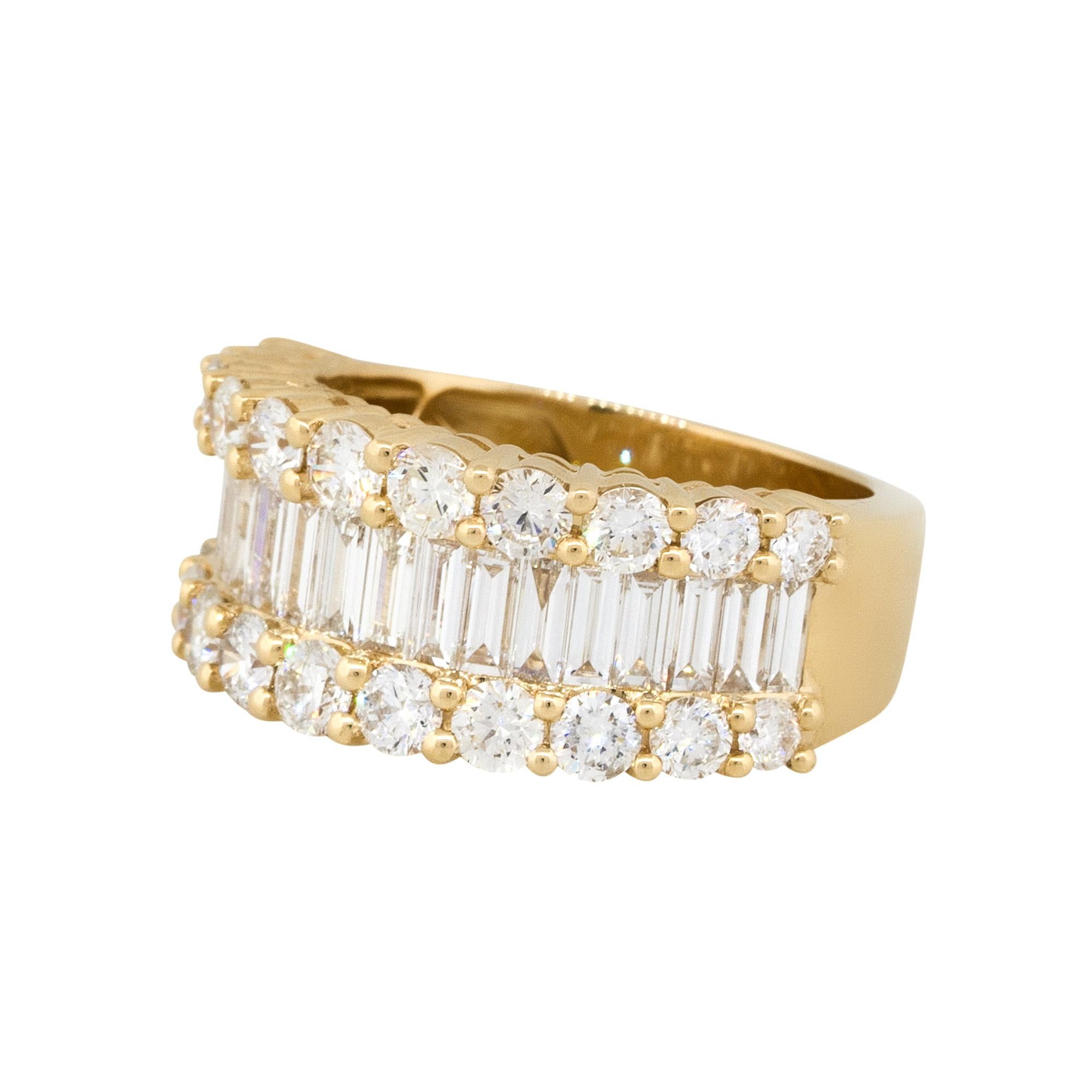 Bague large en or 18 carats à trois rangées de diamants de 3,06 carats, en stock Excellent état - En vente à Boca Raton, FL