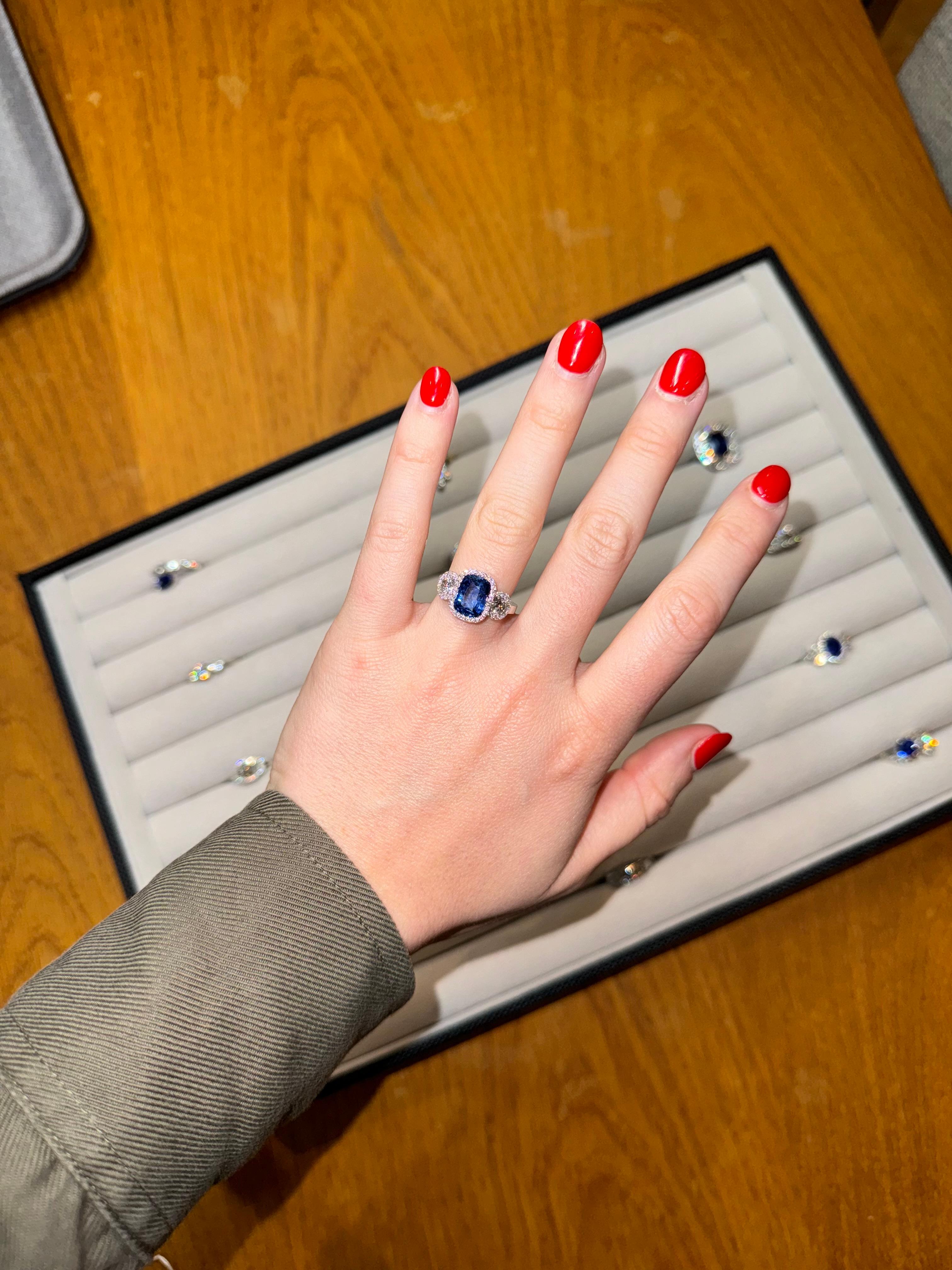3.06 Carats Ceylon blue sapphire and diamond ring In New Condition For Sale In Uccle, BE