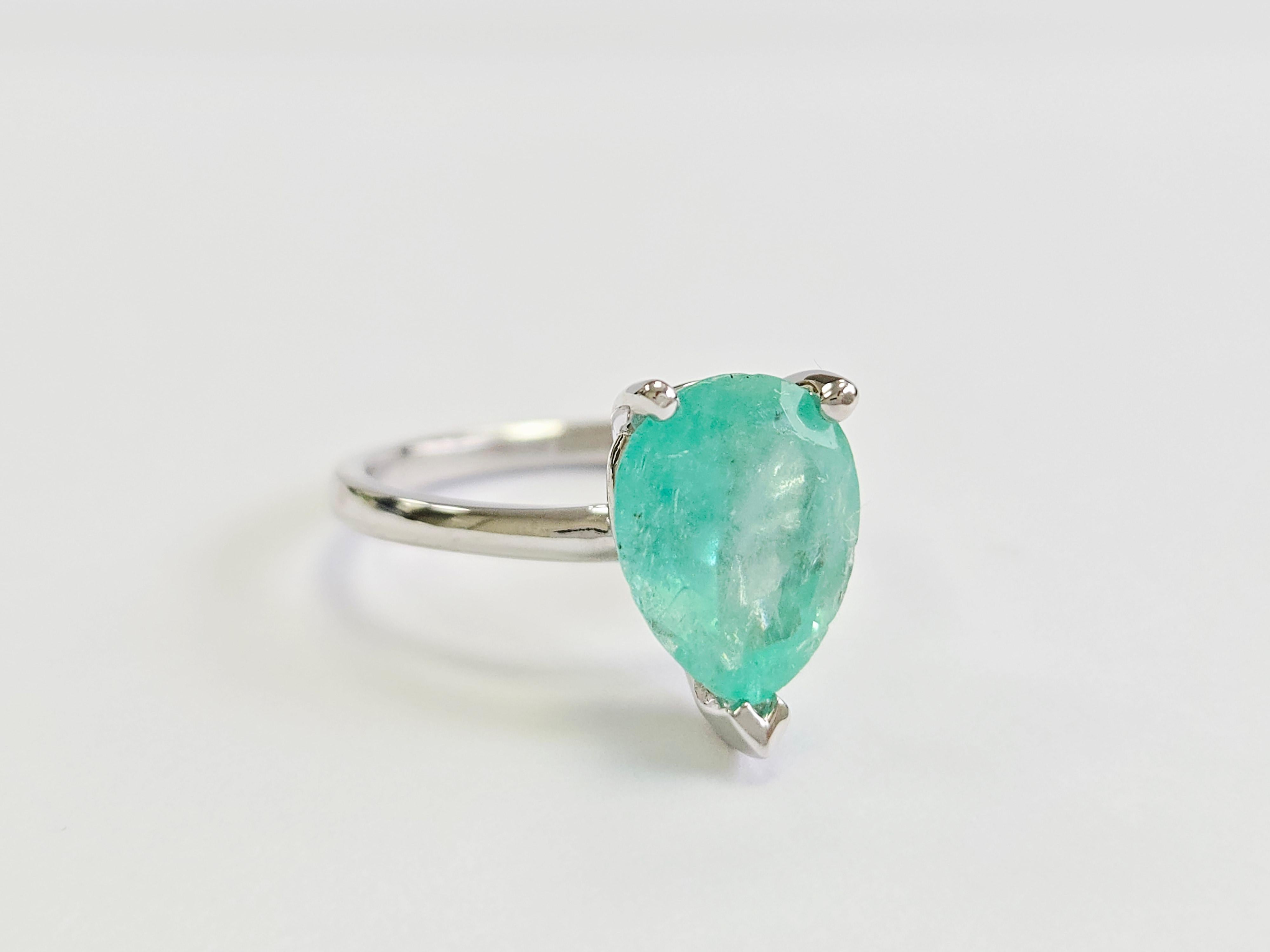 Modern 3.06 Carats Colombian Emerald Pear Shape Ring White Gold 14 Karat For Sale