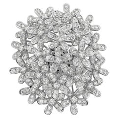 Roman Malakov Anillo de cóctel con ramillete floral de diamantes de corte redondo total de 3,06 quilates