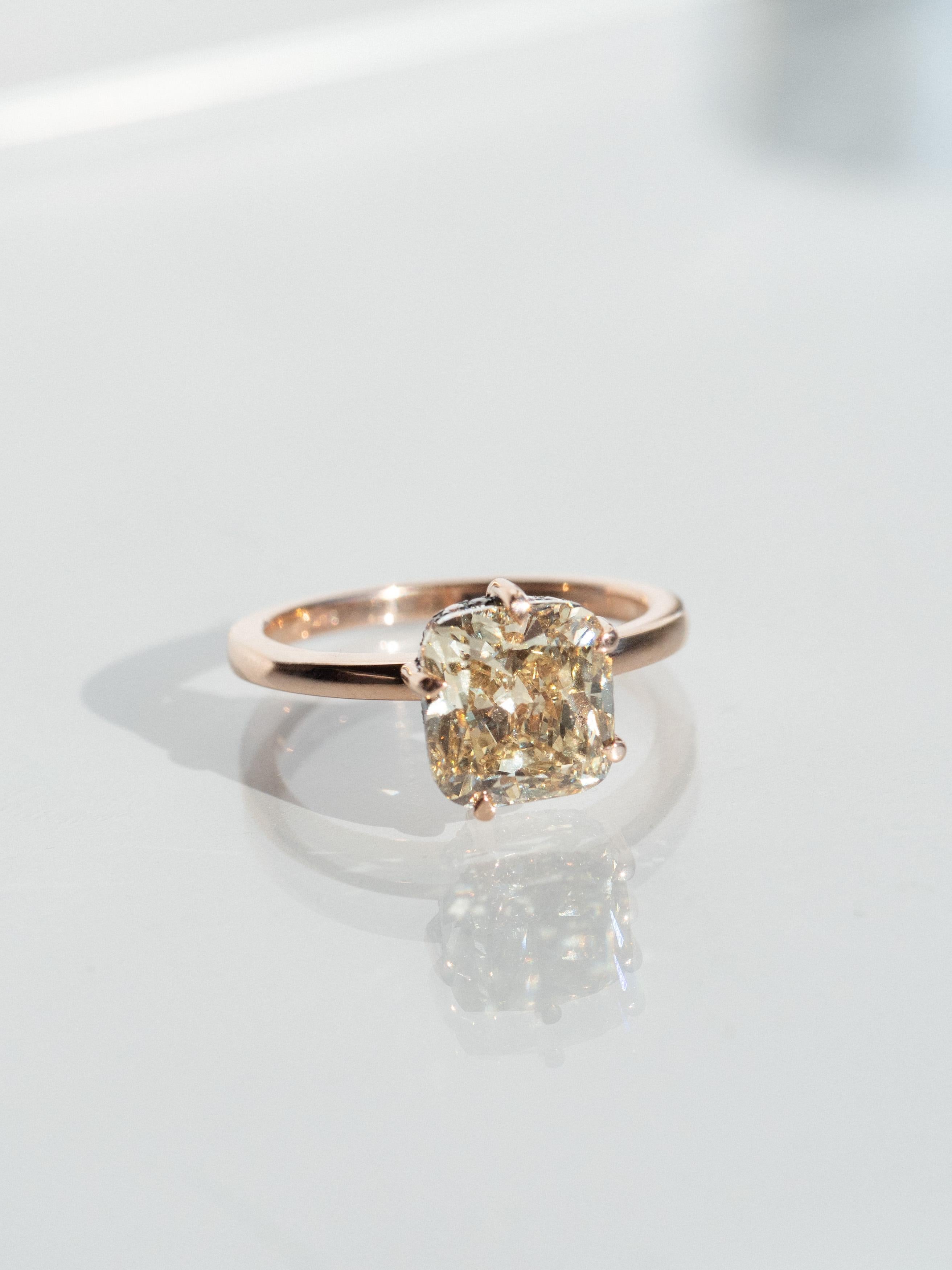 Bague fantaisie jaune coussin en or rose avec diamants latéraux de 3,06 carats en vente 4