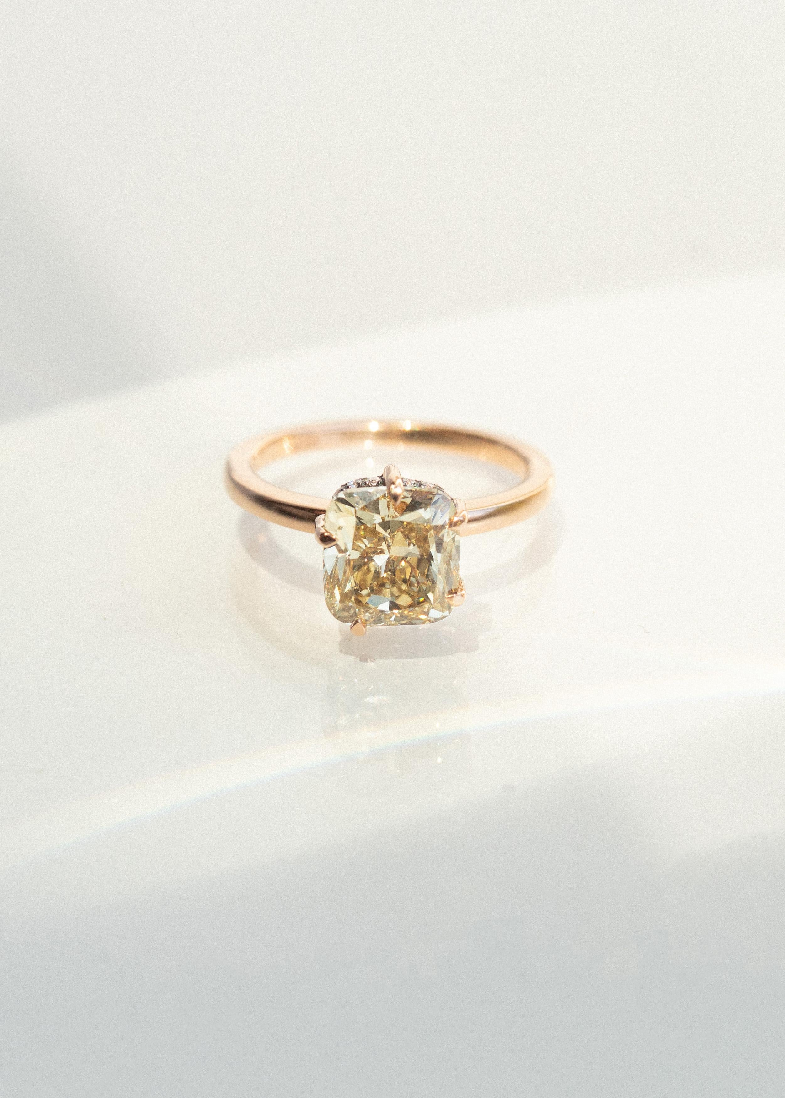 Bague fantaisie jaune coussin en or rose avec diamants latéraux de 3,06 carats en vente 6