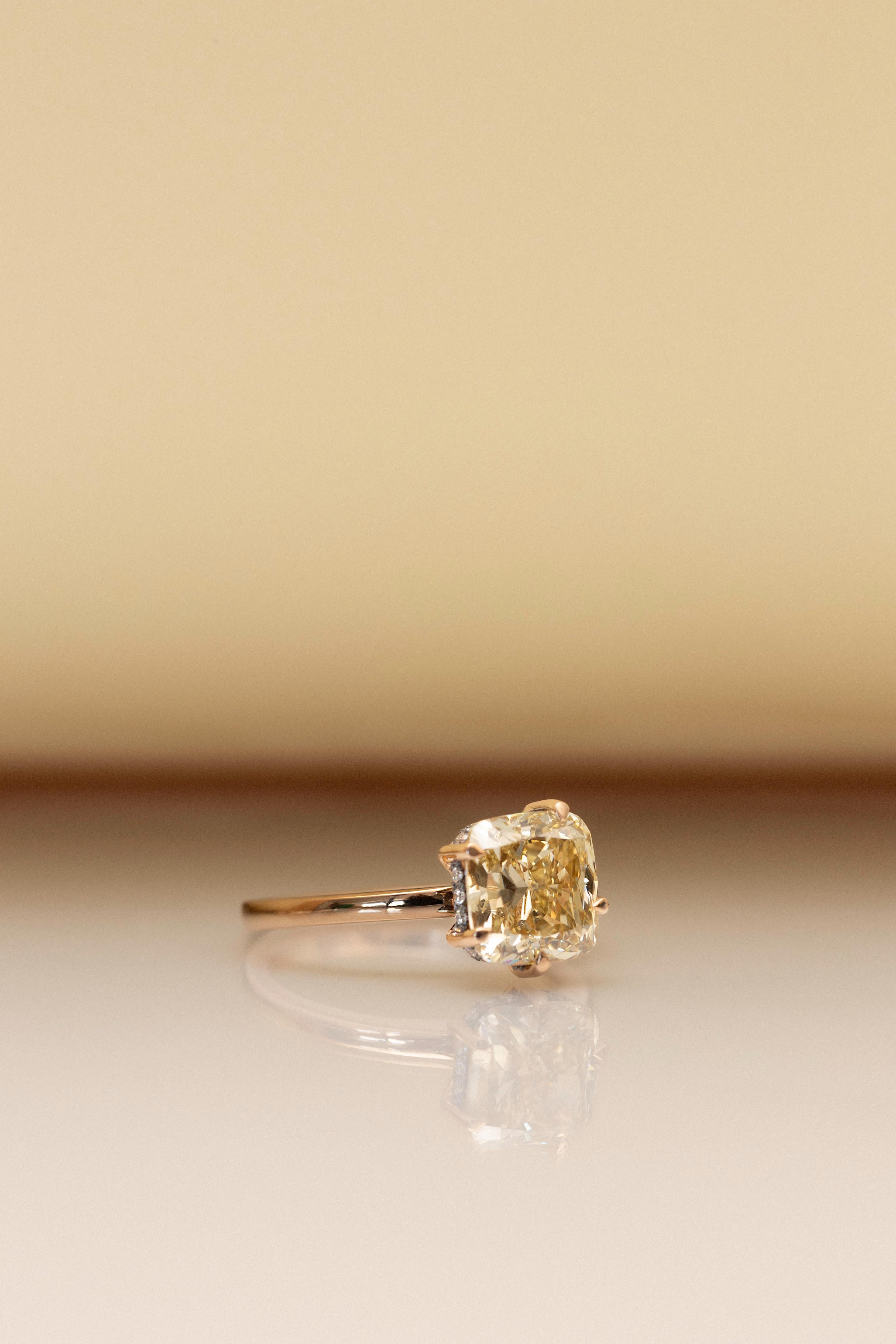 Cette bague à diamant coussin de 3,06 ct Fancy Yellow est une pièce vraiment unique et exceptionnelle. Le superbe diamant de taille coussin, classé SI1, présente un éclat brillant et une teinte jaune riche et chaude, créant ainsi un point focal
