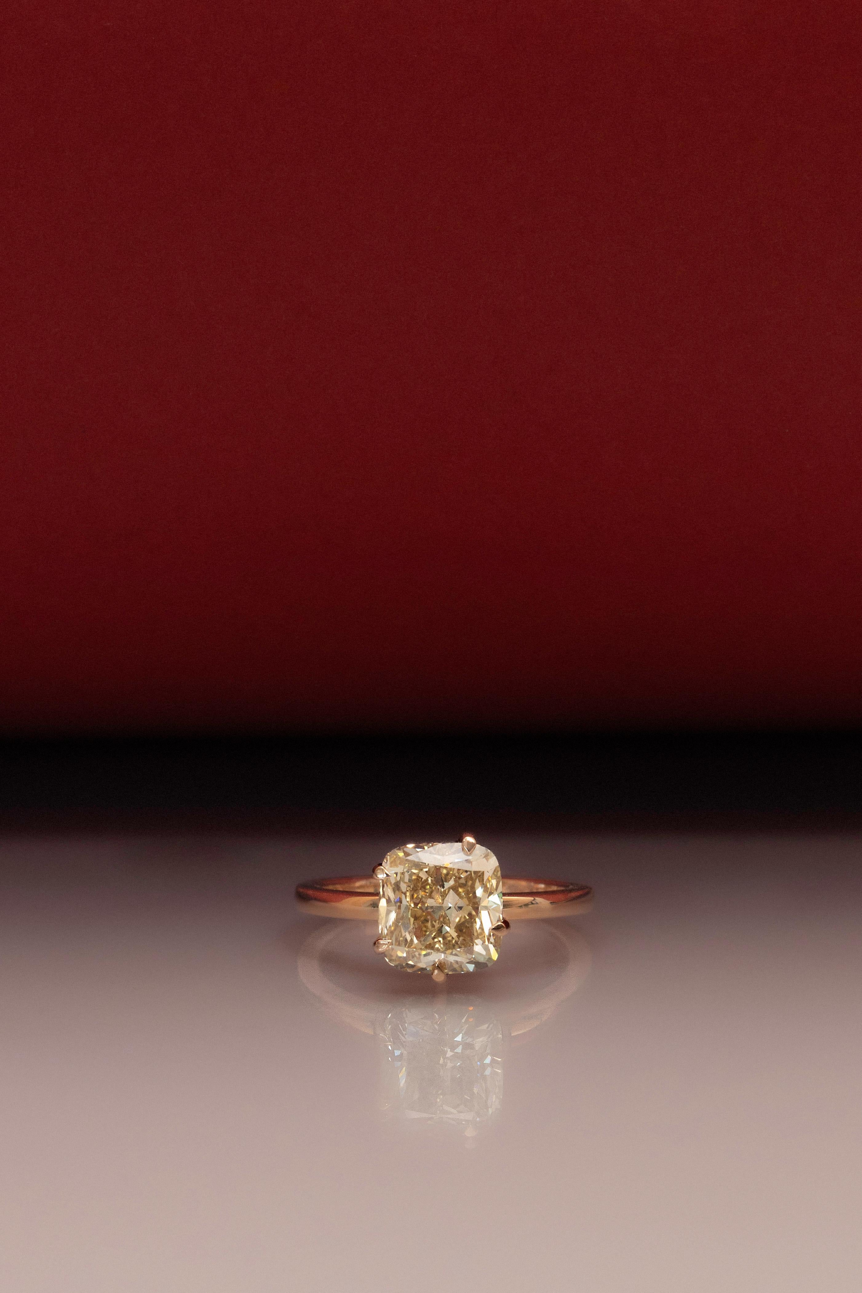 Moderne Bague fantaisie jaune coussin en or rose avec diamants latéraux de 3,06 carats en vente