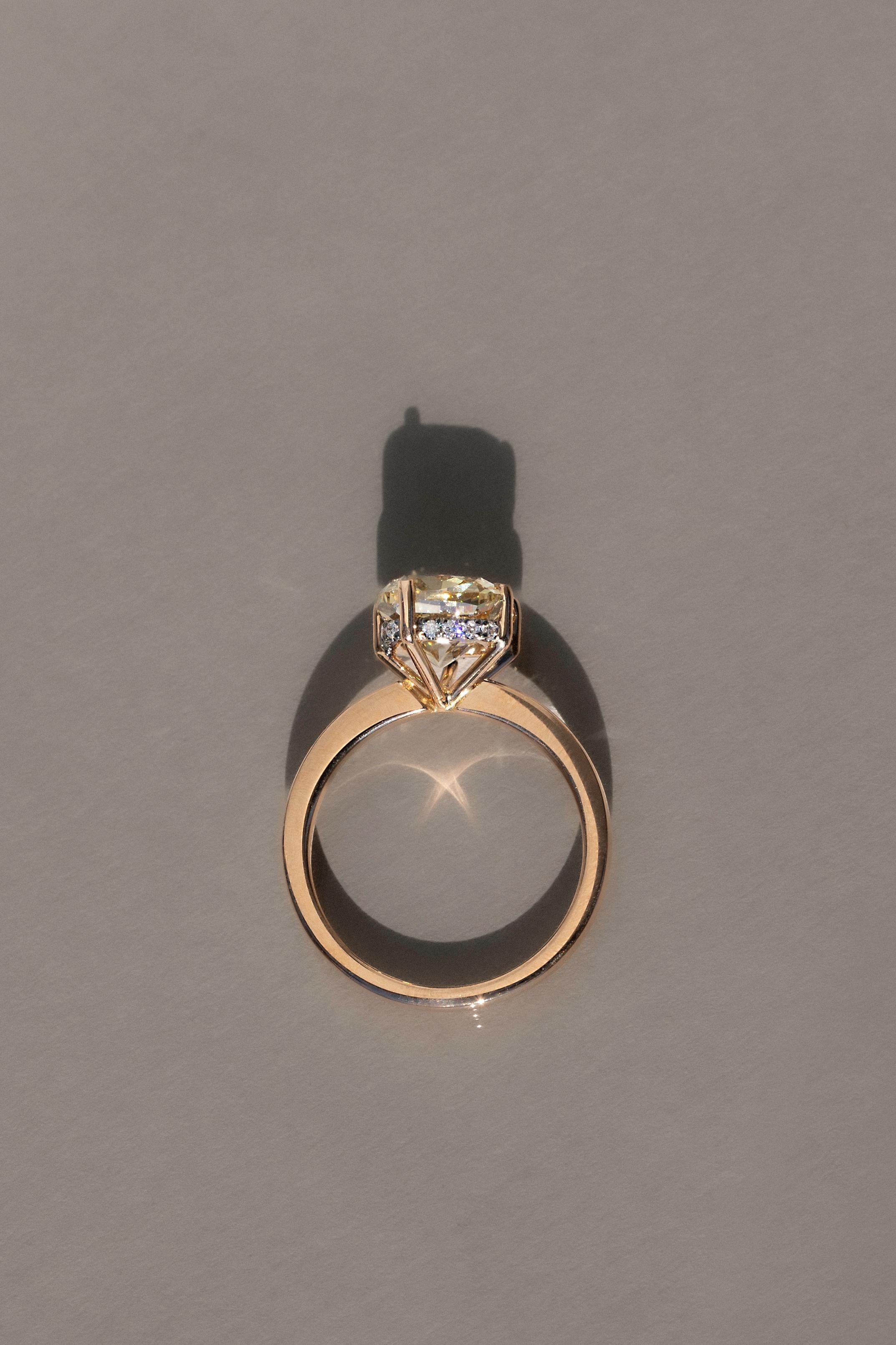 Taille coussin Bague fantaisie jaune coussin en or rose avec diamants latéraux de 3,06 carats en vente