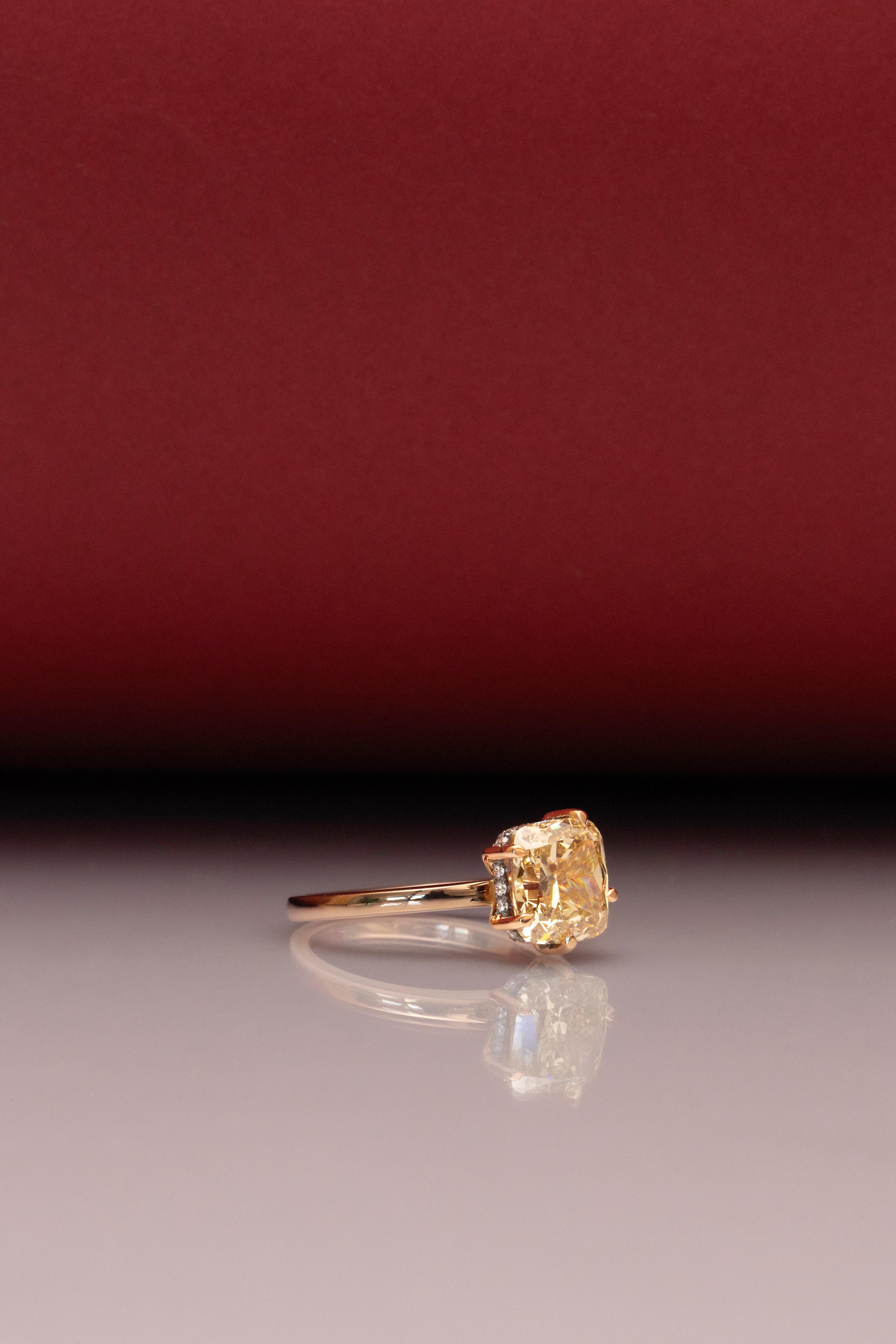 Bague fantaisie jaune coussin en or rose avec diamants latéraux de 3,06 carats Unisexe en vente