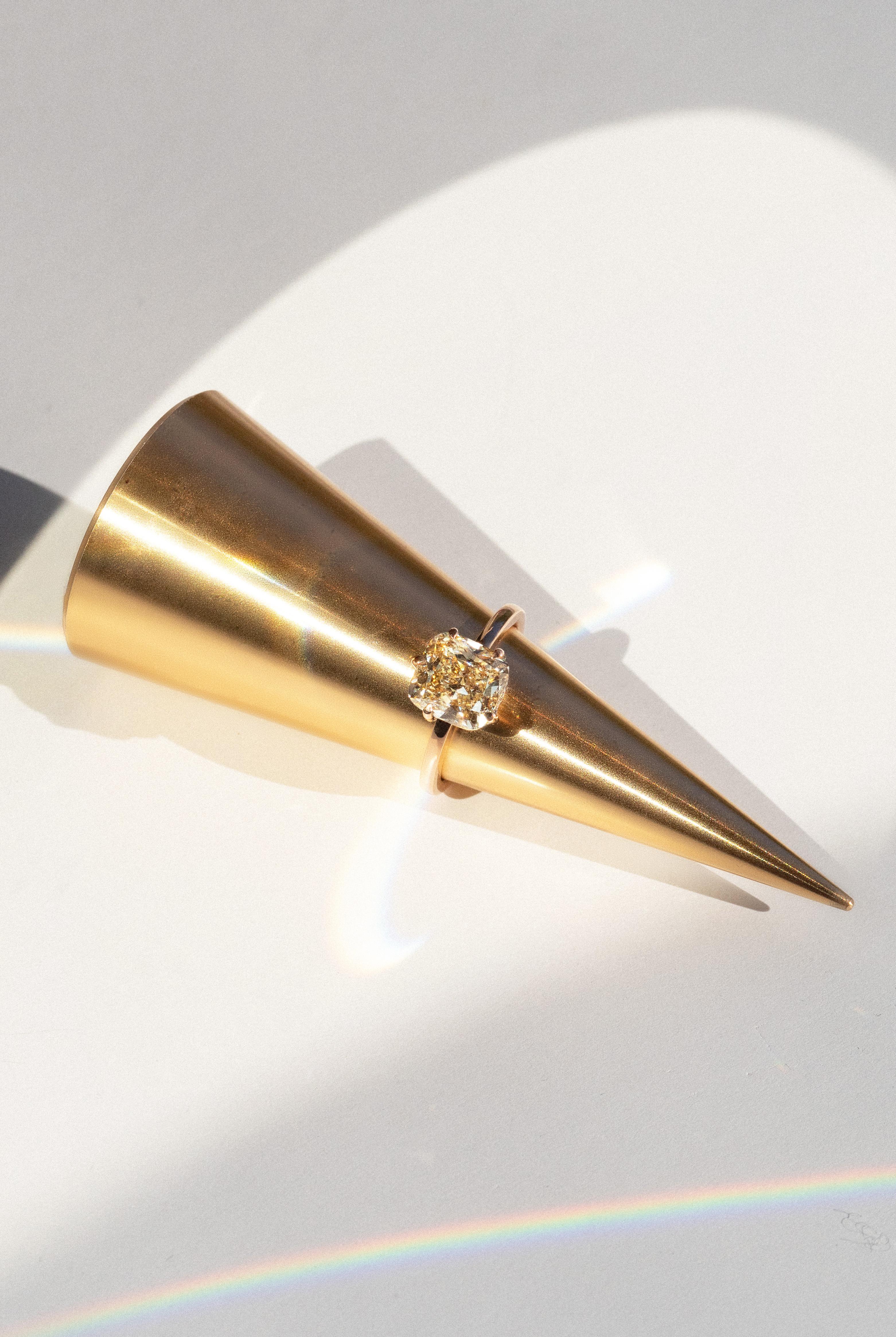 Bague fantaisie jaune coussin en or rose avec diamants latéraux de 3,06 carats en vente 1