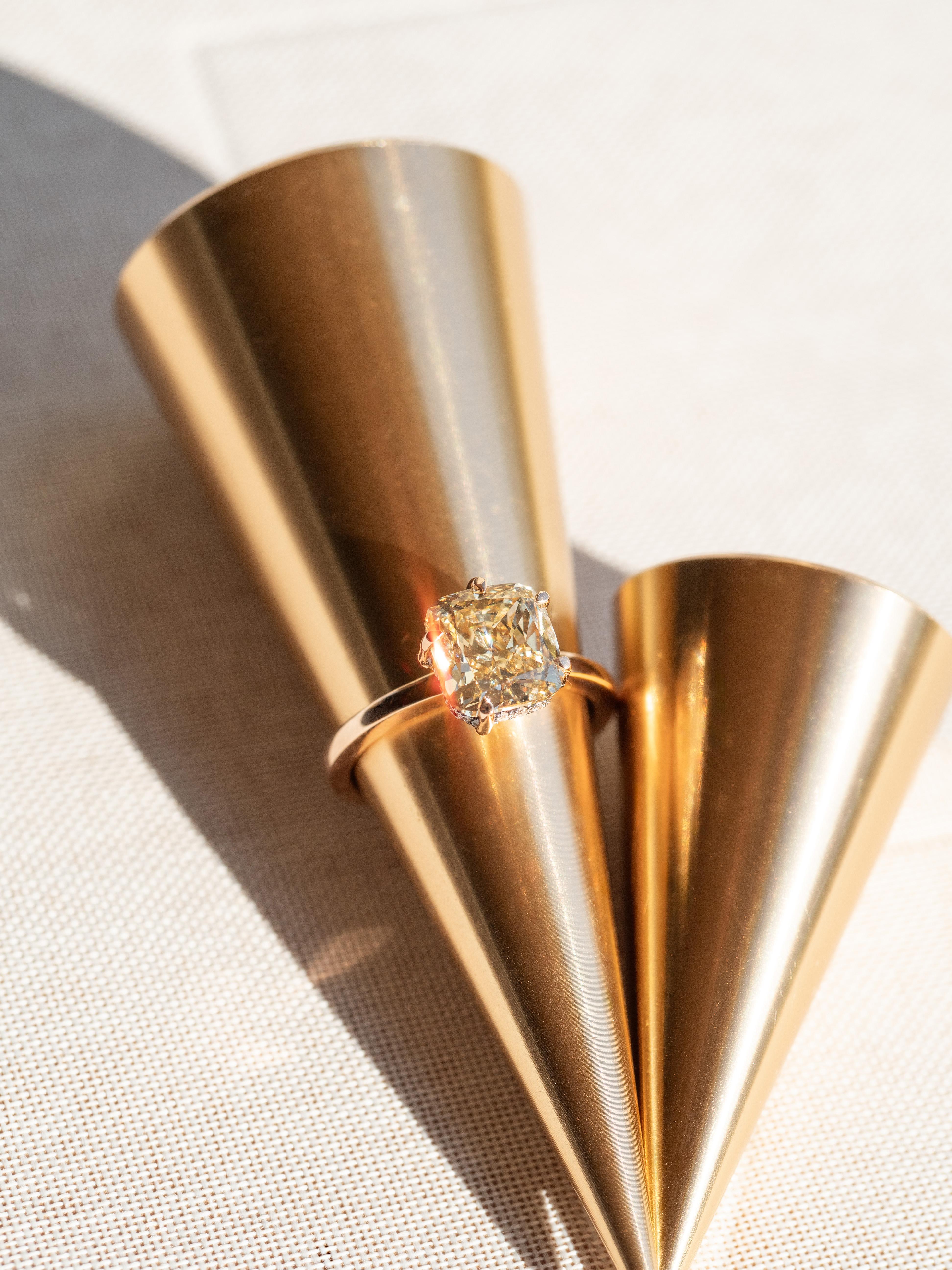 Bague fantaisie jaune coussin en or rose avec diamants latéraux de 3,06 carats en vente 2