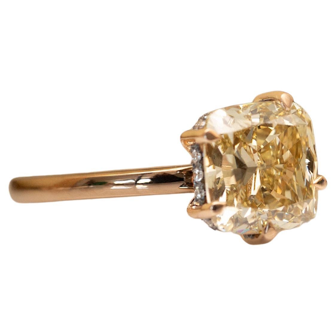 3,06 Karat Fancy Gelber Diamantring aus Roségold mit Kissenschliff und seitlichen Diamanten