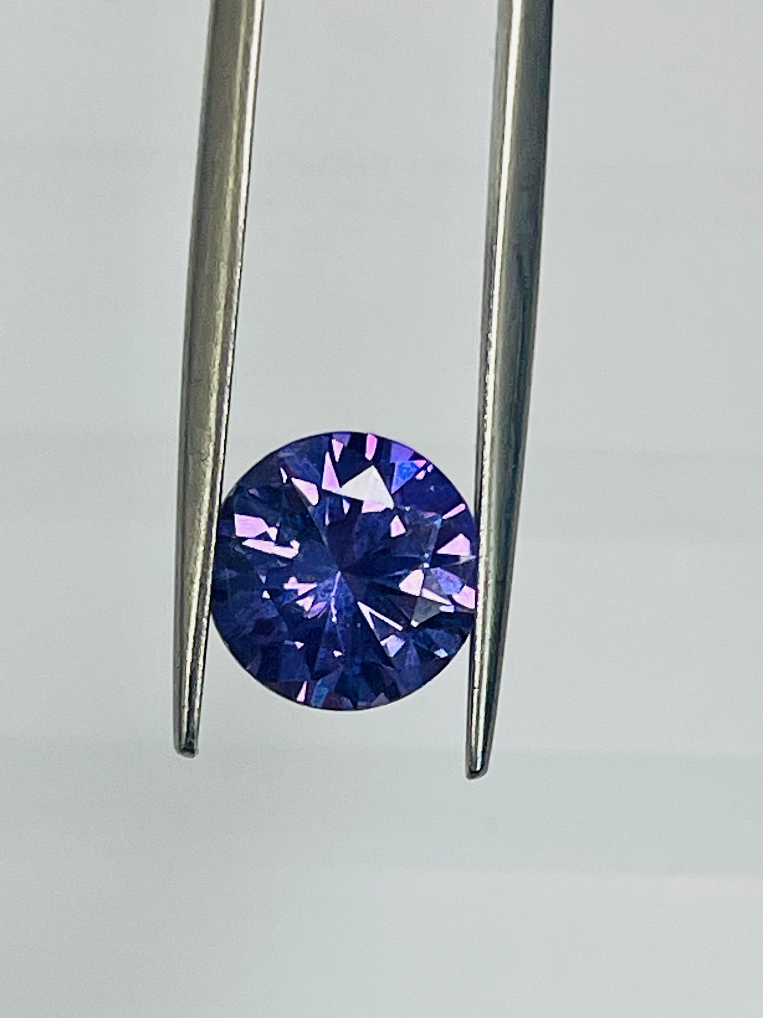 Ce 3.06 Ct  Le saphir violet est l'une des plus belles variétés de couleurs dans les saphirs et il est Naturel sans chaleur et il est également très joliment taillé en forme de diamant rond, ce qui en fait une gemme très unique et une couleur et une