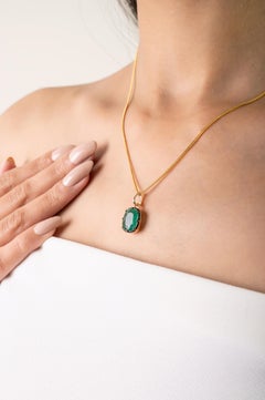 Colgante de oro amarillo de 18 quilates con esmeralda natural de talla oval de 3,06 quilates para ella