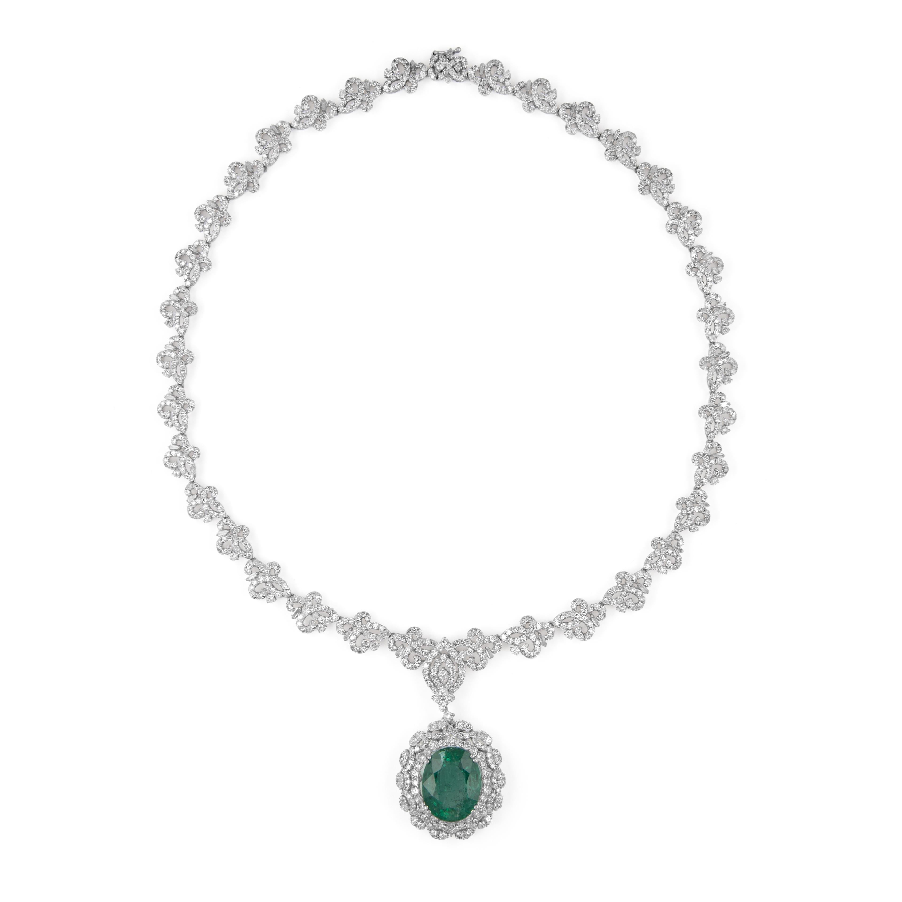 Squisita collana con diamanti. Creato da Alexander of Beverly Hills.
30,60 carati di peso totale di diamanti.
Smeraldo dello Zambia taglio ovale, 14,29 carati, apx olio moderato. 977 diamanti rotondi, 16,31 carati. Colore G-I e purezza SI. Oro
