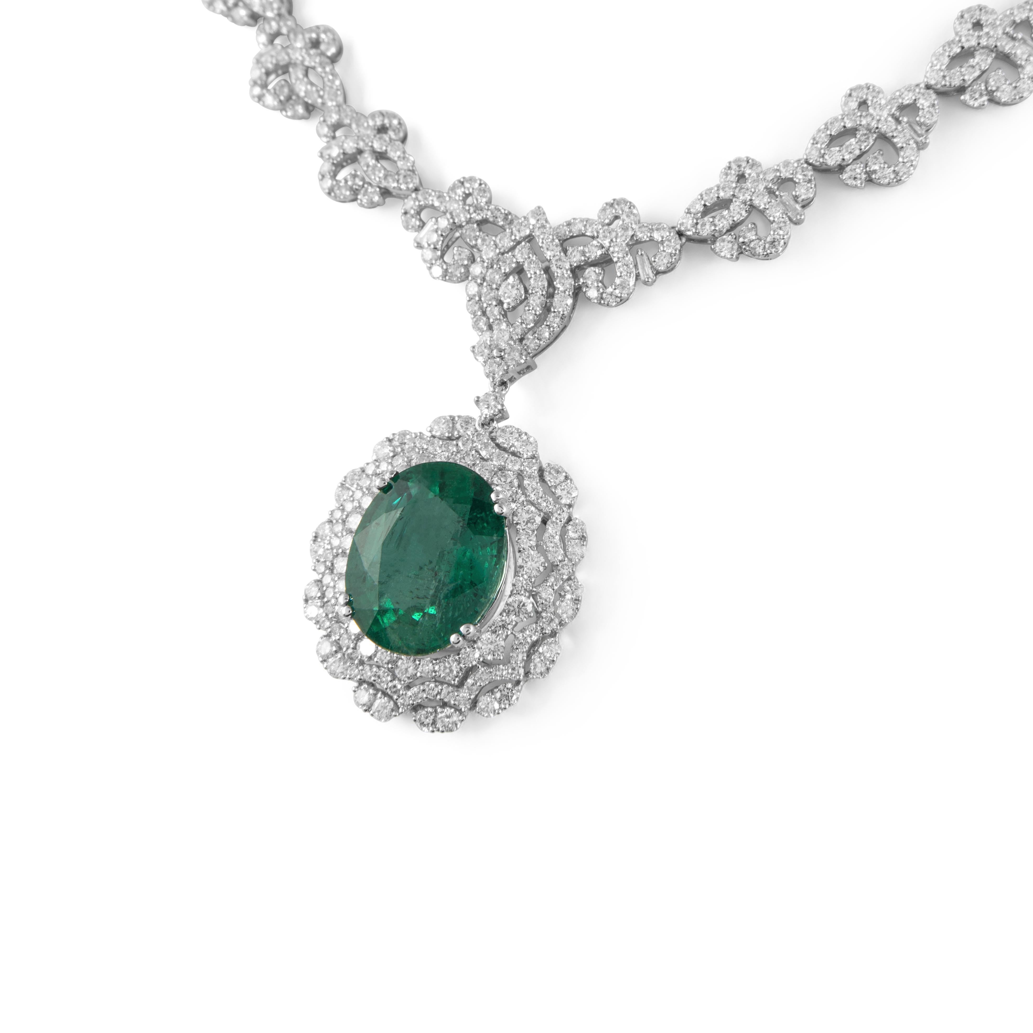 Contemporaneo Collana Grande con smeraldo ovale e diamanti 30,60ct in oro bianco 18k in vendita