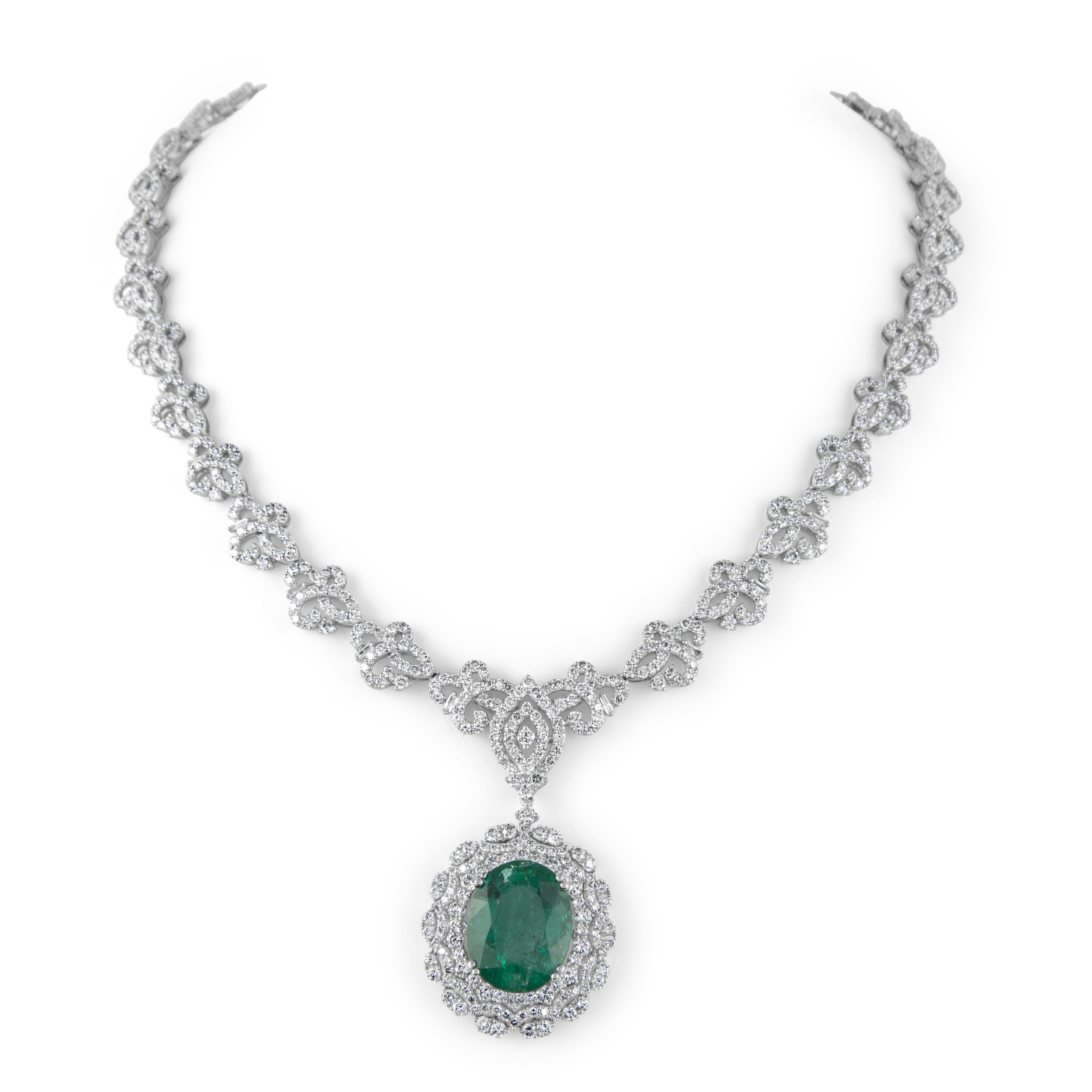 Taglio ovale Collana Grande con smeraldo ovale e diamanti 30,60ct in oro bianco 18k in vendita