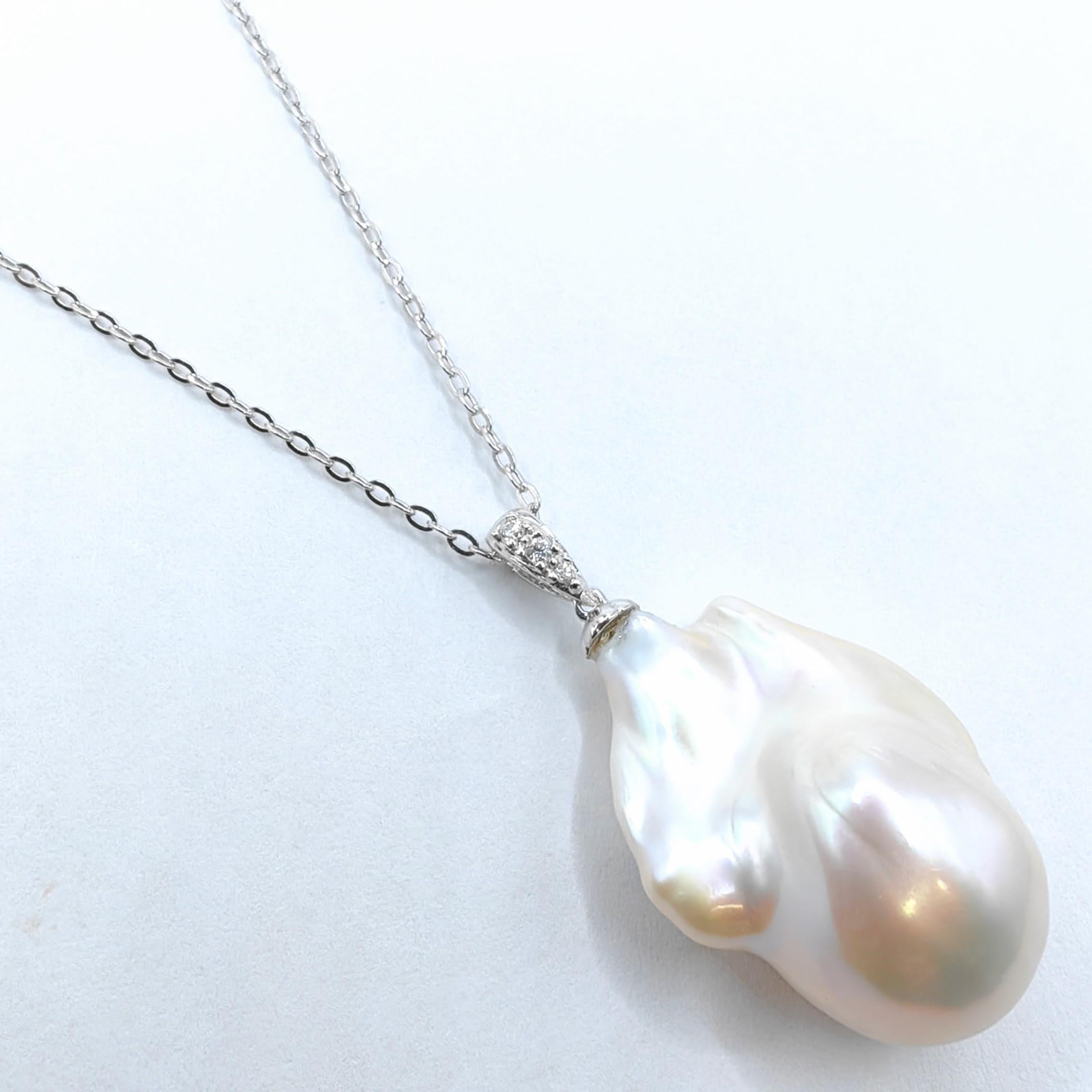 30.67ct Iridescent Large Baroque Pearl Diamond Necklace Pendant 18K White Gold In New Condition For Sale In Wan Chai District, HK