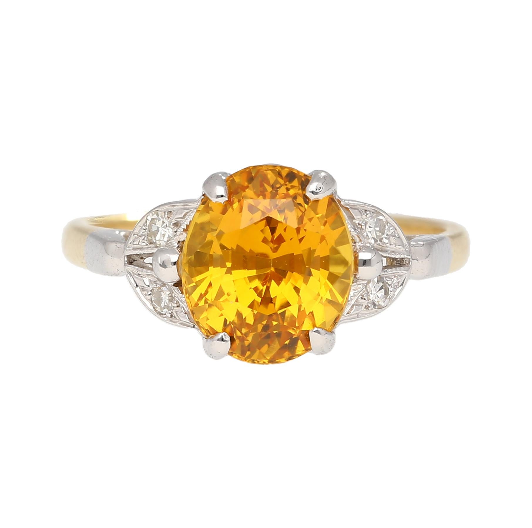 Ring aus Platin und 14K Gold mit ovalem gelbem Saphir und Diamanten an den Seiten, 3,06CT (Moderne) im Angebot