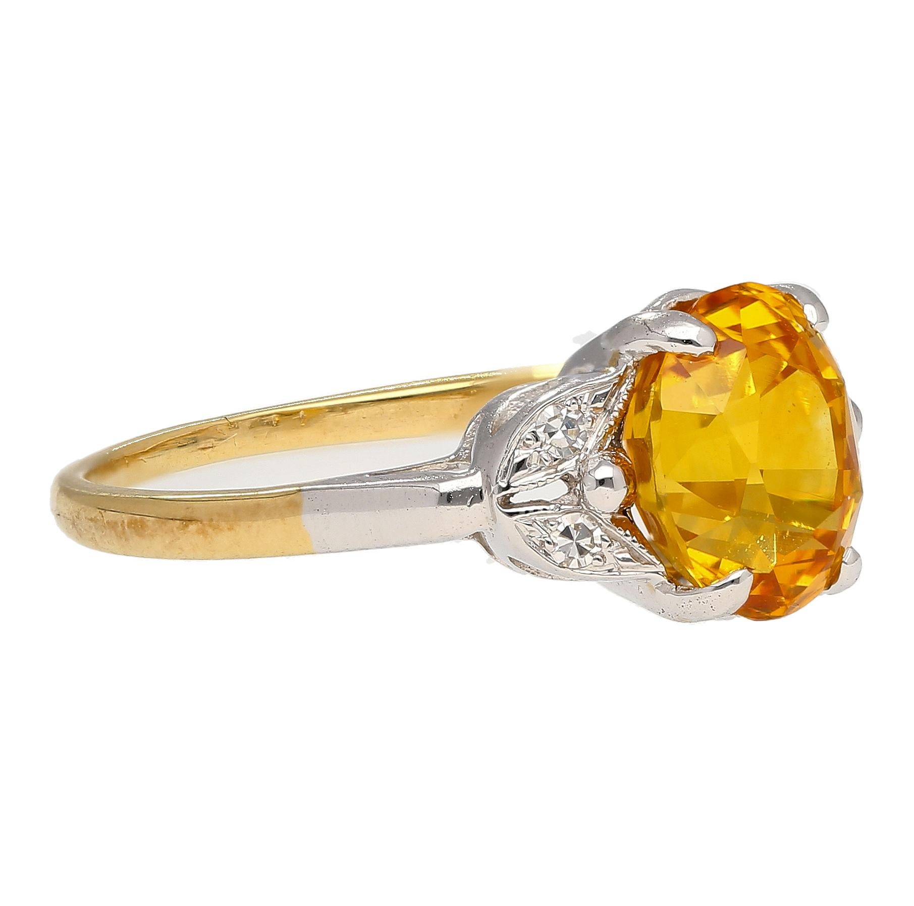Ring aus Platin und 14K Gold mit ovalem gelbem Saphir und Diamanten an den Seiten, 3,06CT Damen im Angebot