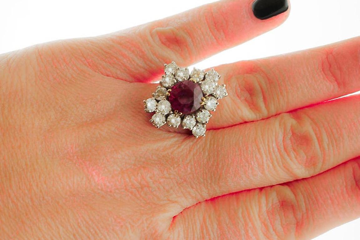 3.06 Carat Ruby, 3.31 Carat Diamonds, 18 Karat White Gold Ring In Good Condition In Marcianise, Marcianise (CE)
