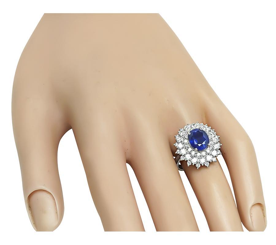 Dies ist ein fabelhafter Platinring. Der Ring ist mit schönen oval geschliffenen Saphir, die etwa 3.16ct wiegt zentriert. Der Saphir wird durch funkelnde Diamanten im Rundschliff mit einem Gewicht von ca. 2.01 ct akzentuiert. Die Farbe dieser