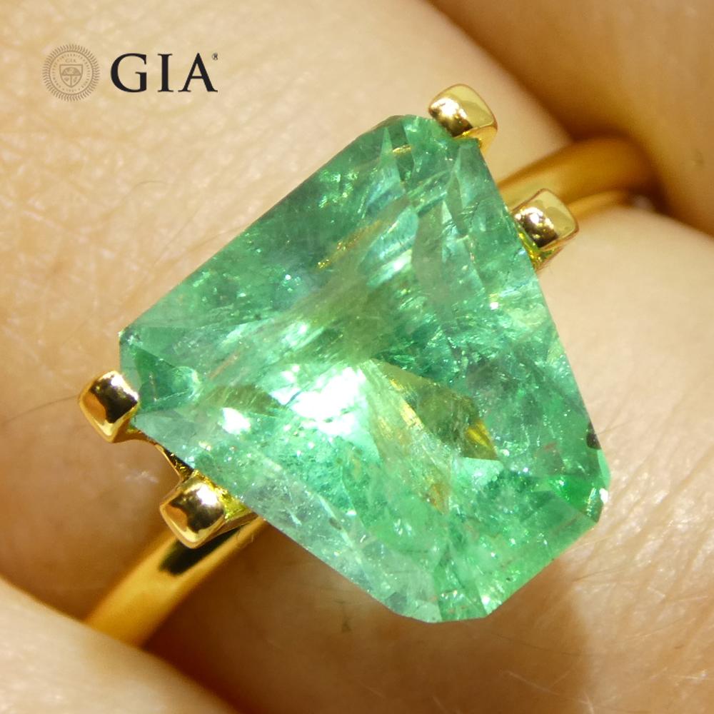 3.06ct Shield Emerald GIA Certified Ethiopian F1/Minor In New Condition For Sale In Toronto, Ontario