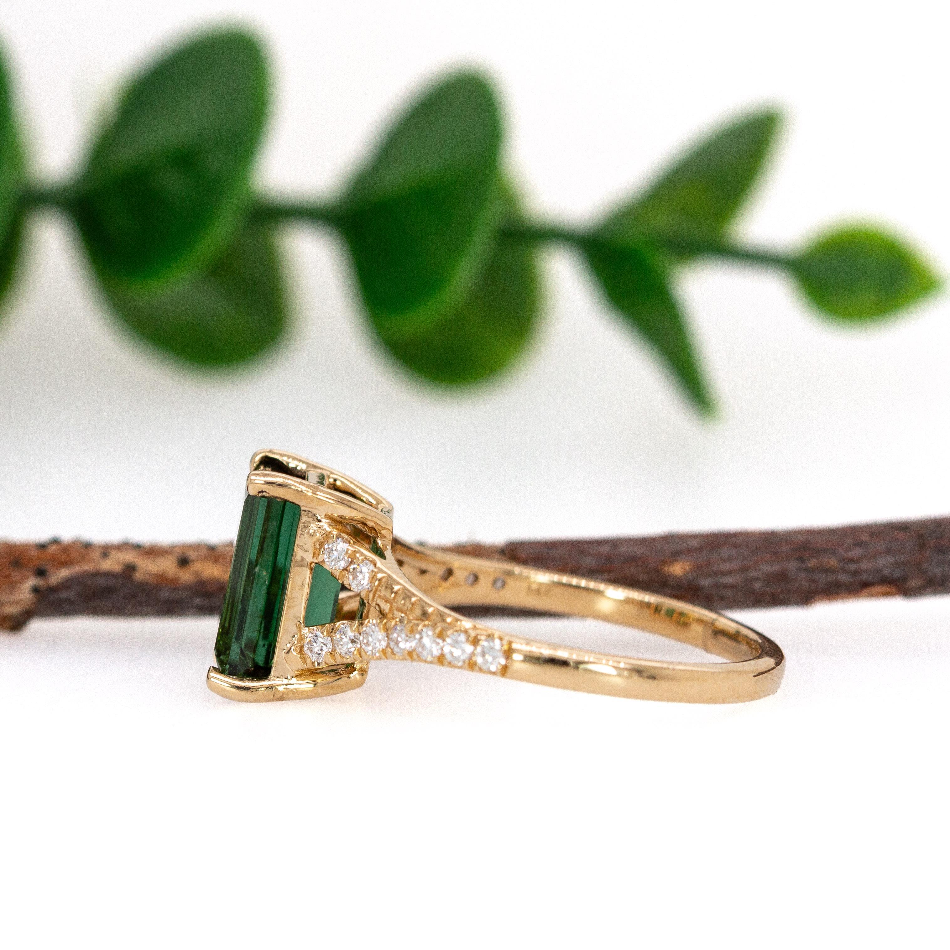 Taglio smeraldo Anello con tormalina cromo da 3,06 carati e accenti di diamanti naturali in oro massiccio 14K in vendita
