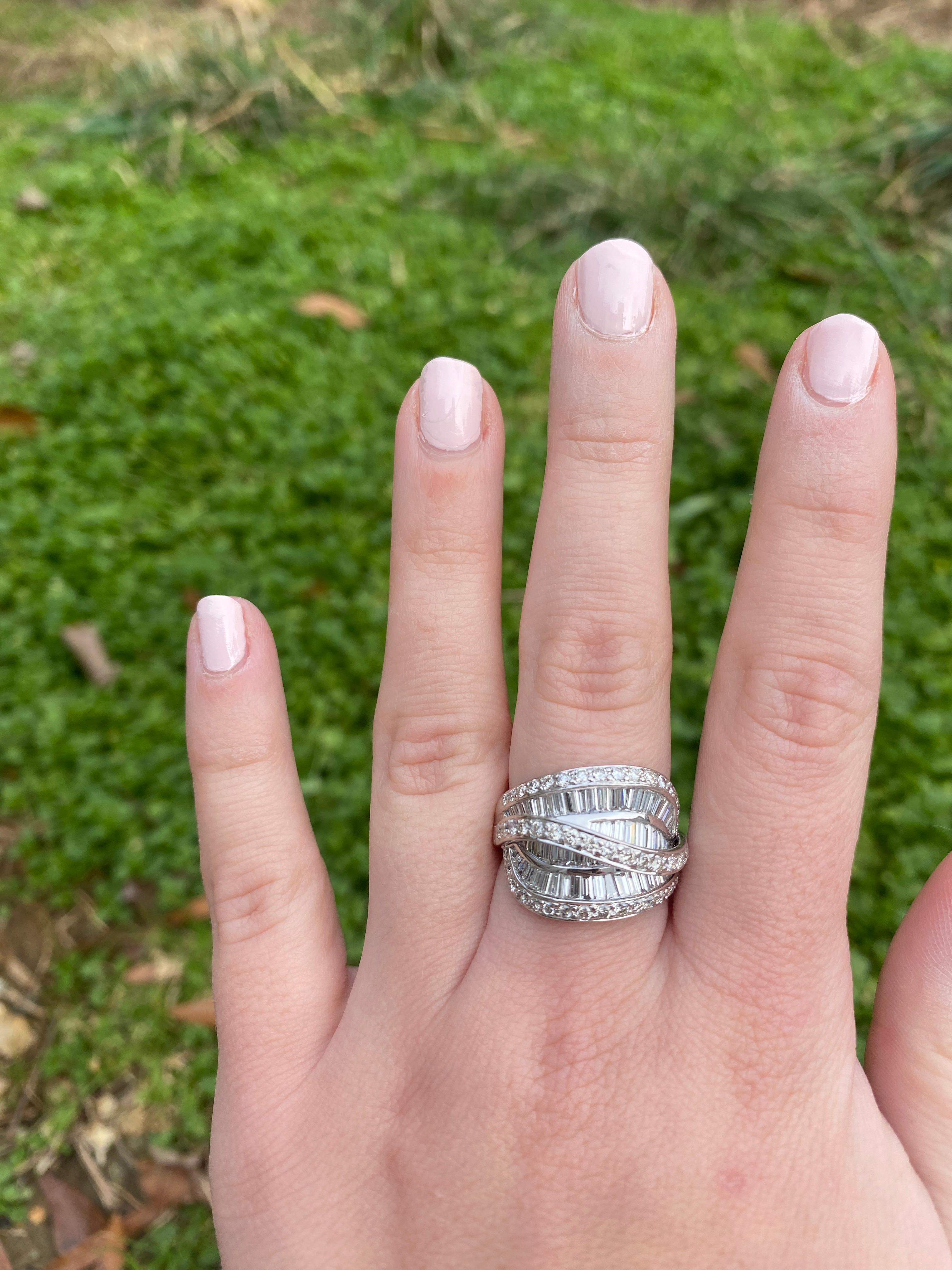 3.06ctw Diamond Twisted Statement Ring, 18k White Gold, Ring Size 8 For Sale 4