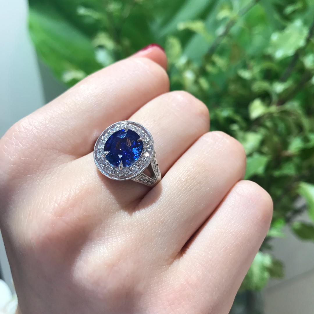 3.07 Carat Ceylon Sapphire Hand Engraved Platinum Diamond Halo Engagement Ring In New Condition For Sale In Woollahra, New South Wales