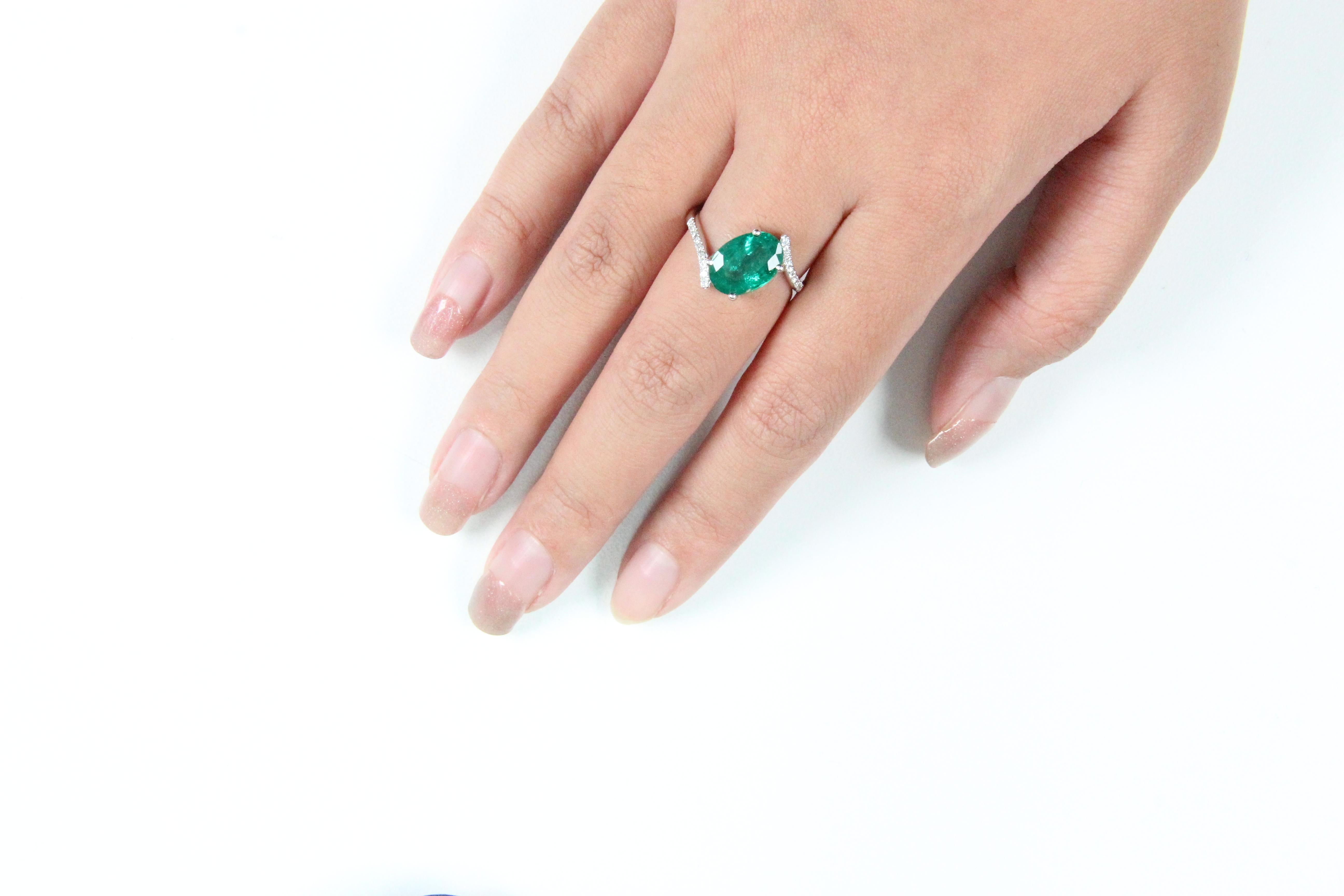 3.07 Carat Emerald and Diamond Ring in 18 Karat Gold In New Condition For Sale In Bangkok, 10