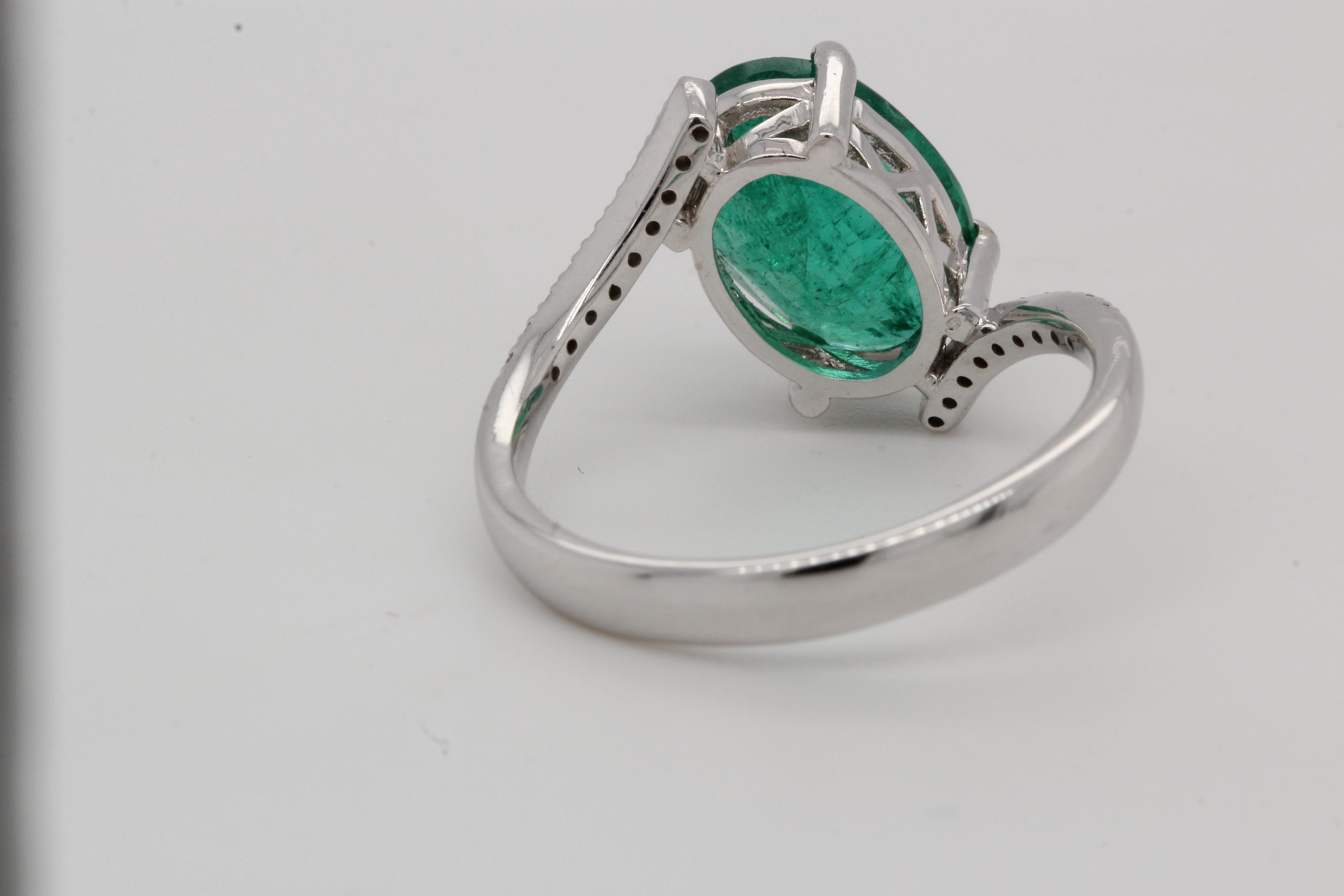 Women's or Men's 3.07 Carat Emerald and Diamond Ring in 18 Karat Gold For Sale