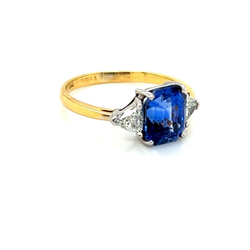 Contemporary 3.07 Carat Emerald cut Blue Sapphire and Diamond Ring in 18 Karat Yellow Gold For Sale